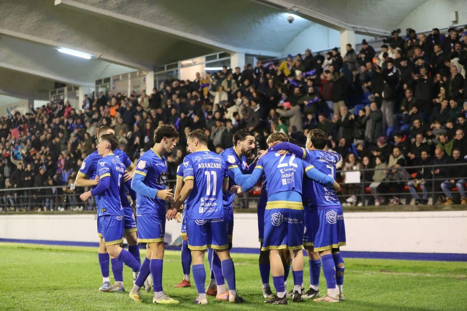 Los jugadores del Ourense CF celebran uno de los goles al Girona.
