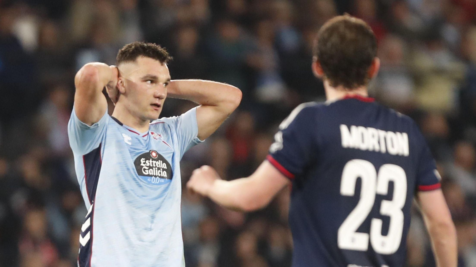 Jutglá se lamenta ante la mirada de Morton en el partido de ayer en Balaídos.