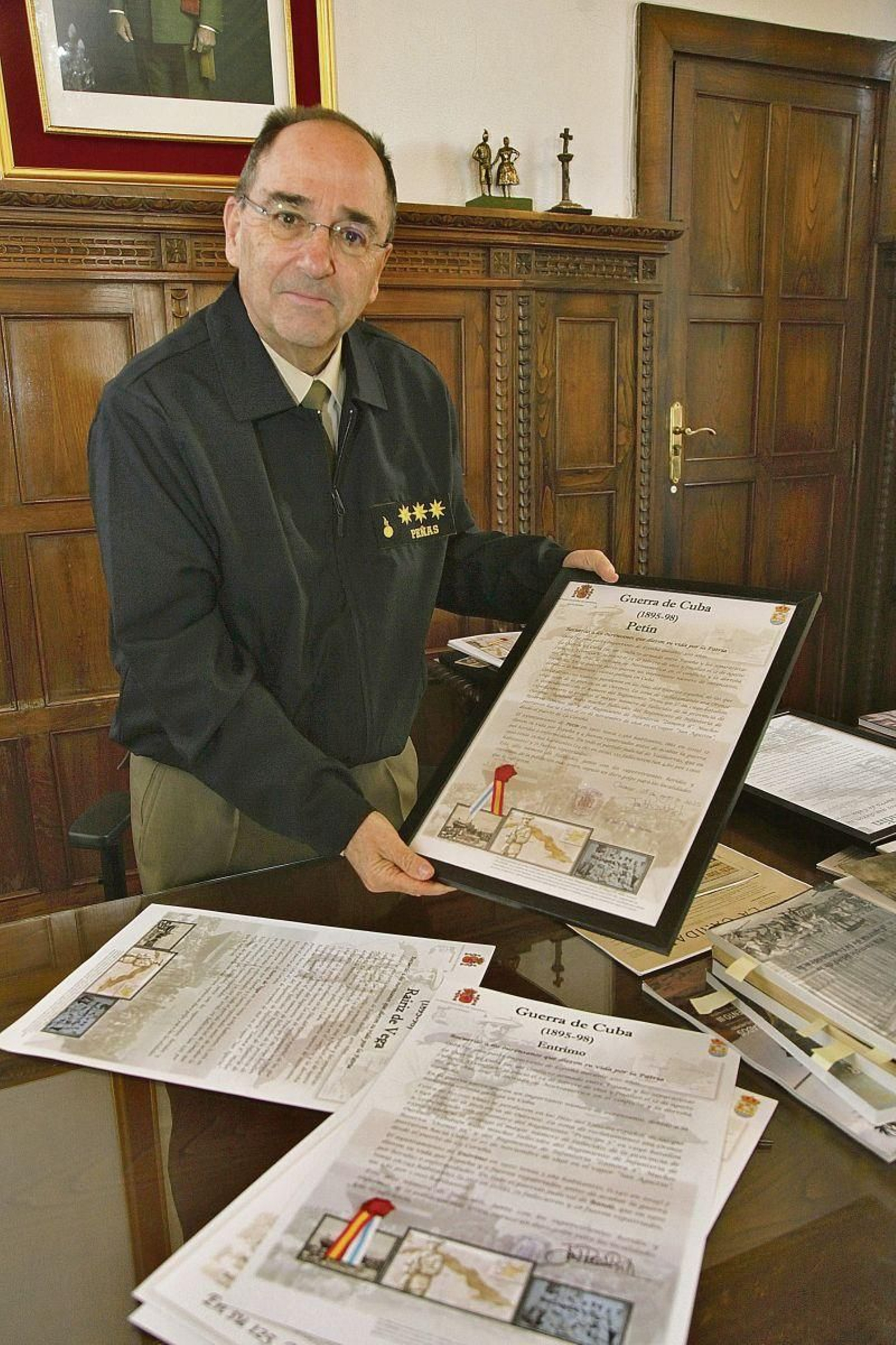 Cada concello recibe un diploma genérico y otro con los nombres de los fallecidos.