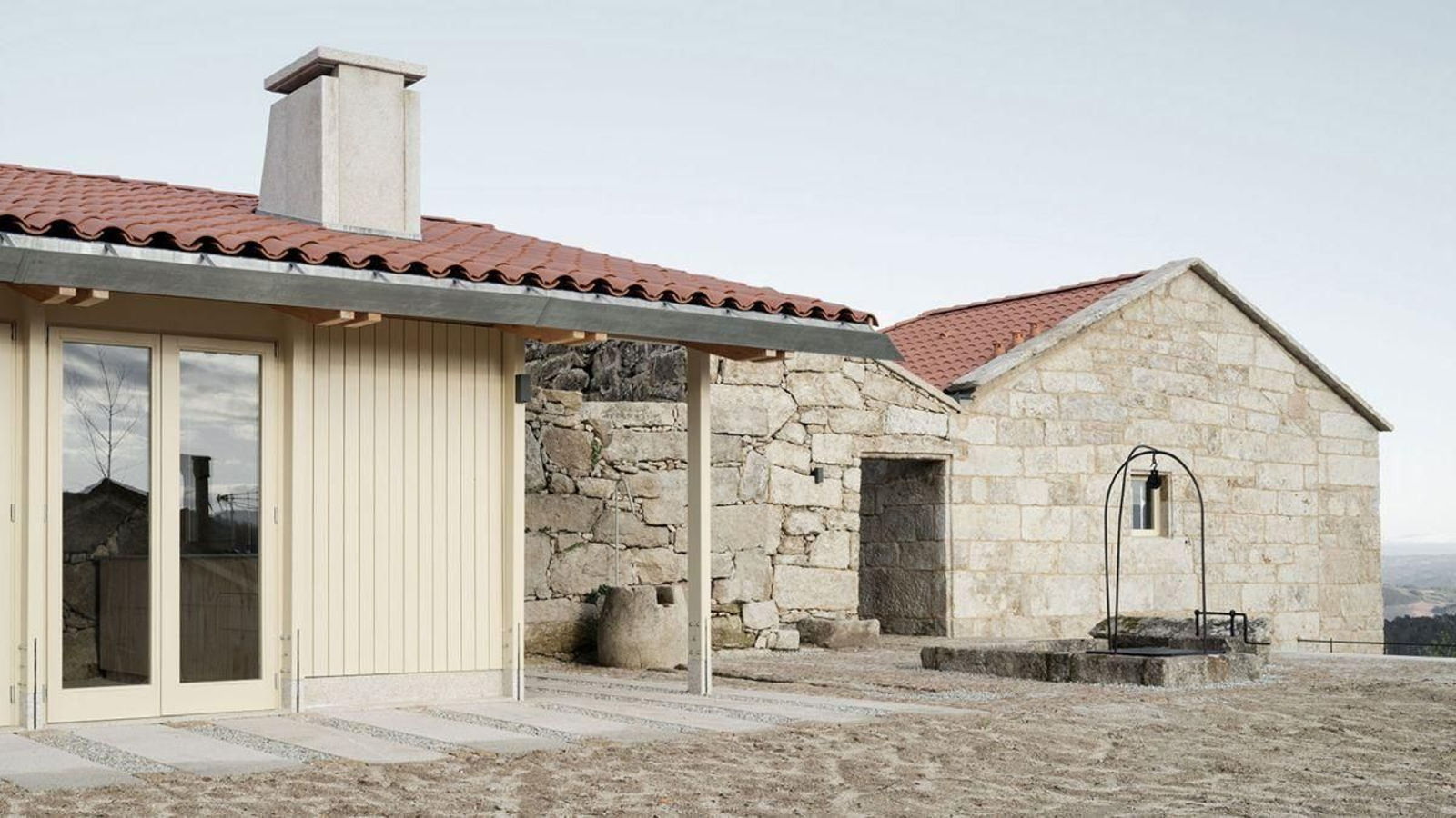 Fachada del centro social de Muimenta, en Carballeda de Avia.