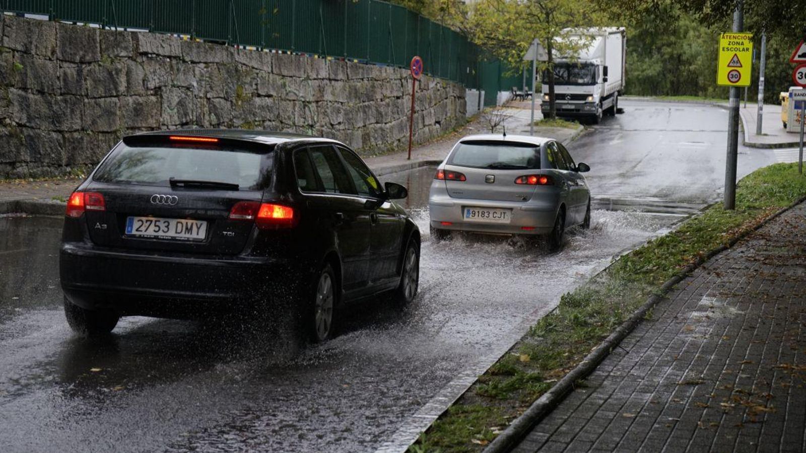 Las intensas lluvias provocaron numerosos charcos en las calles de la ciudad.