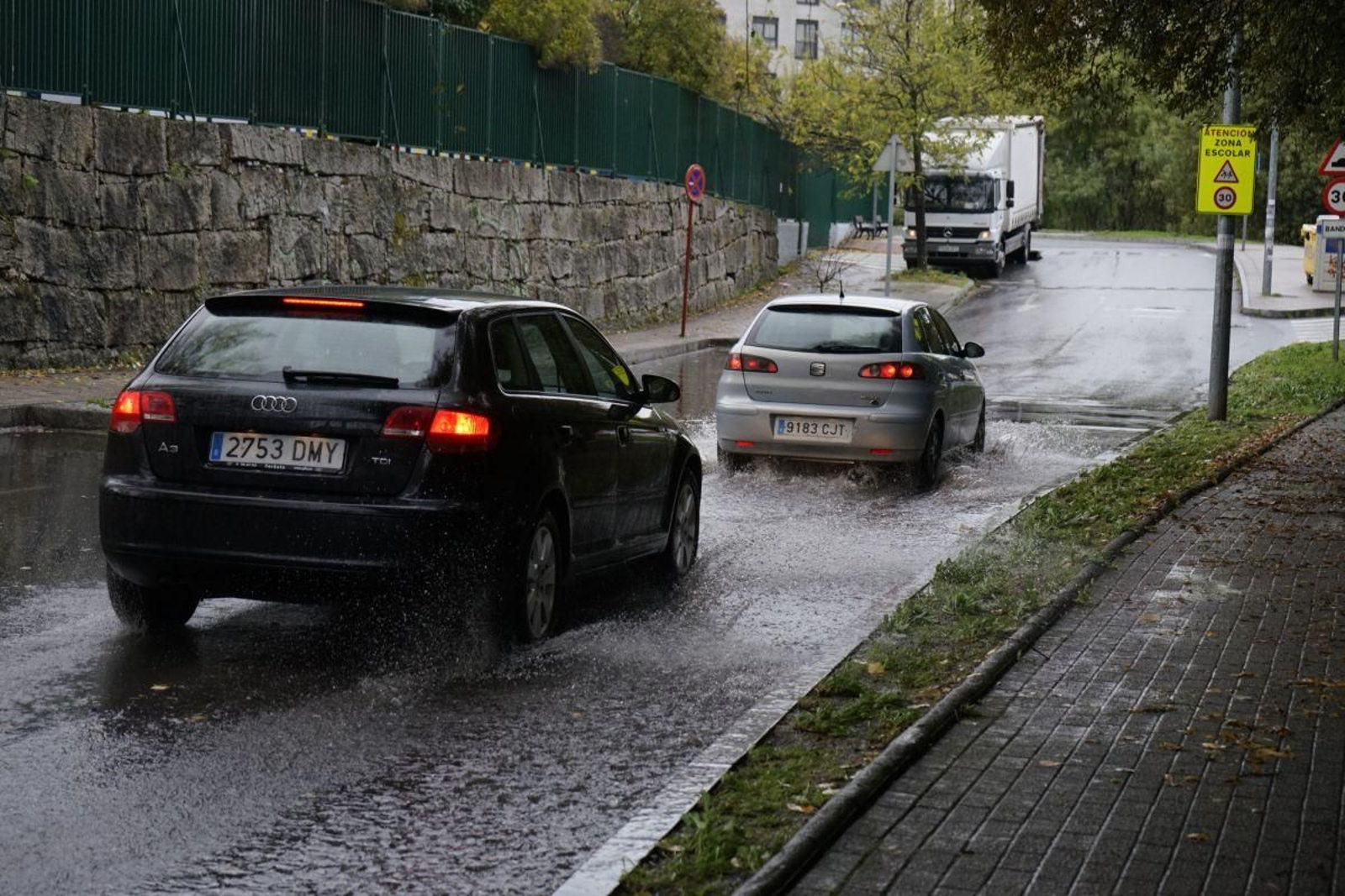 La atención es clave para conducir bajo la lluvia.