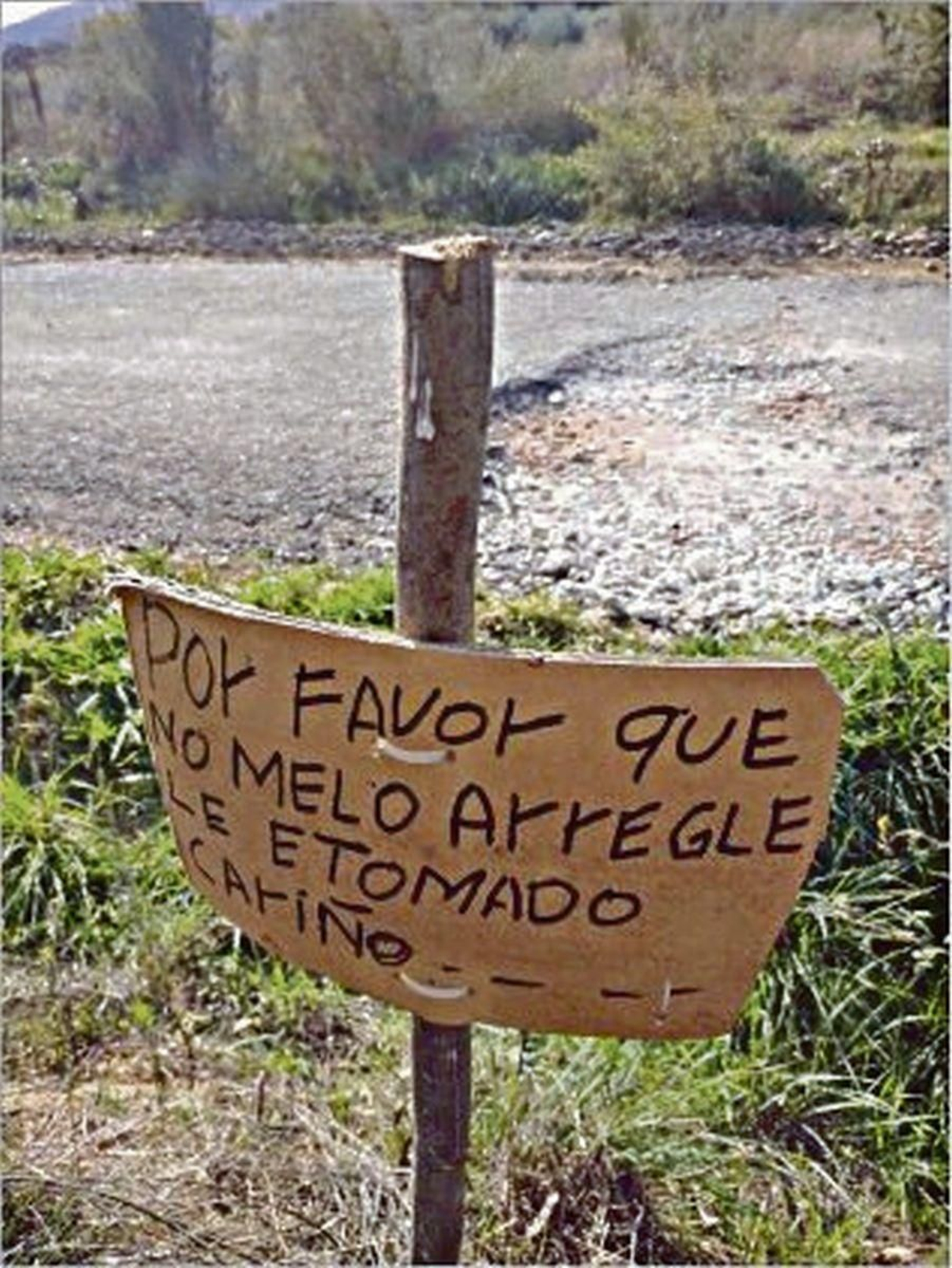 Luis considera este cartel una declaración de amor a un bache entre Verín y Castrelo do Val.