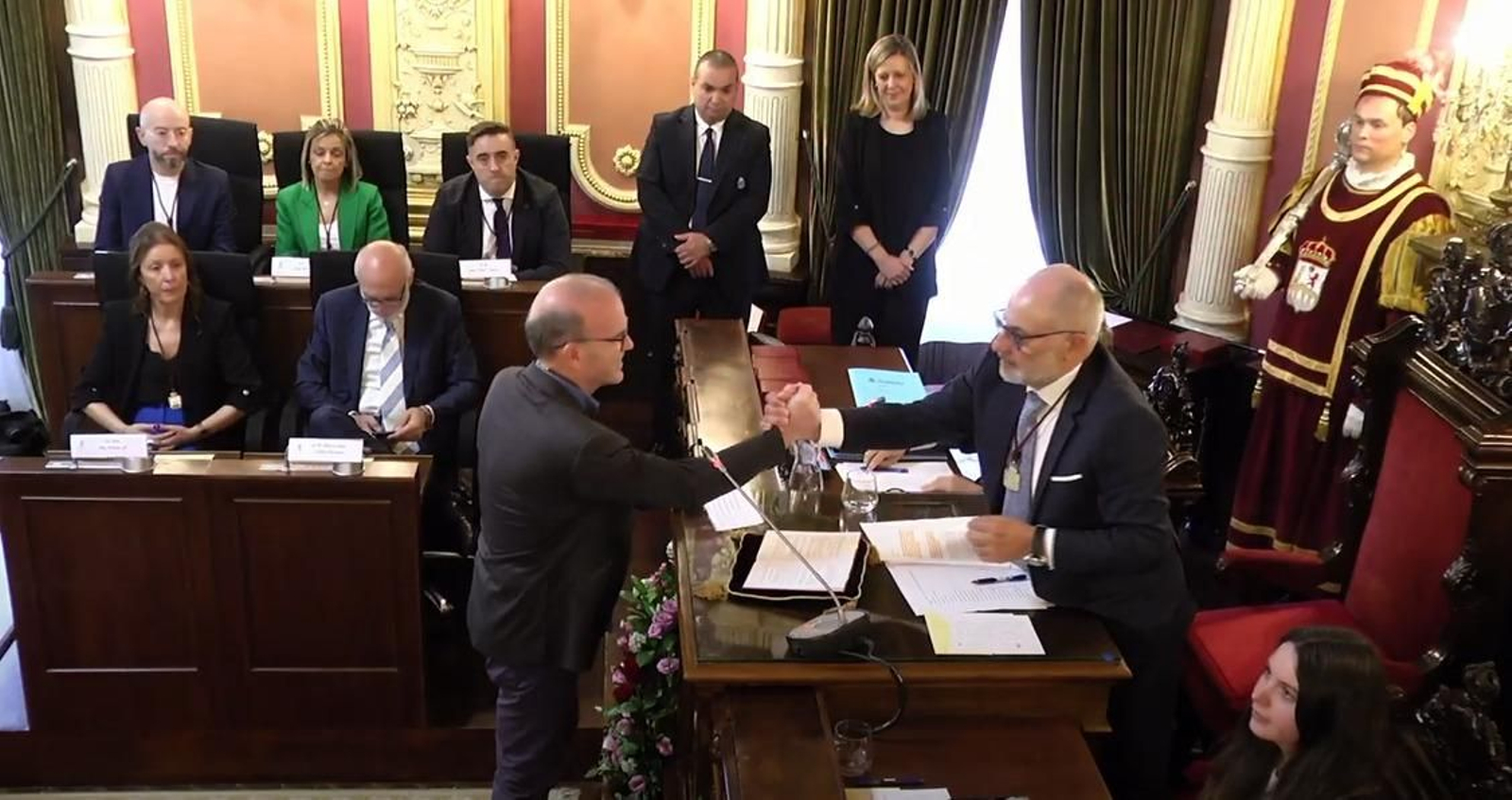 Jose Ángel Varquero se da la mano con Paco Rodríguez