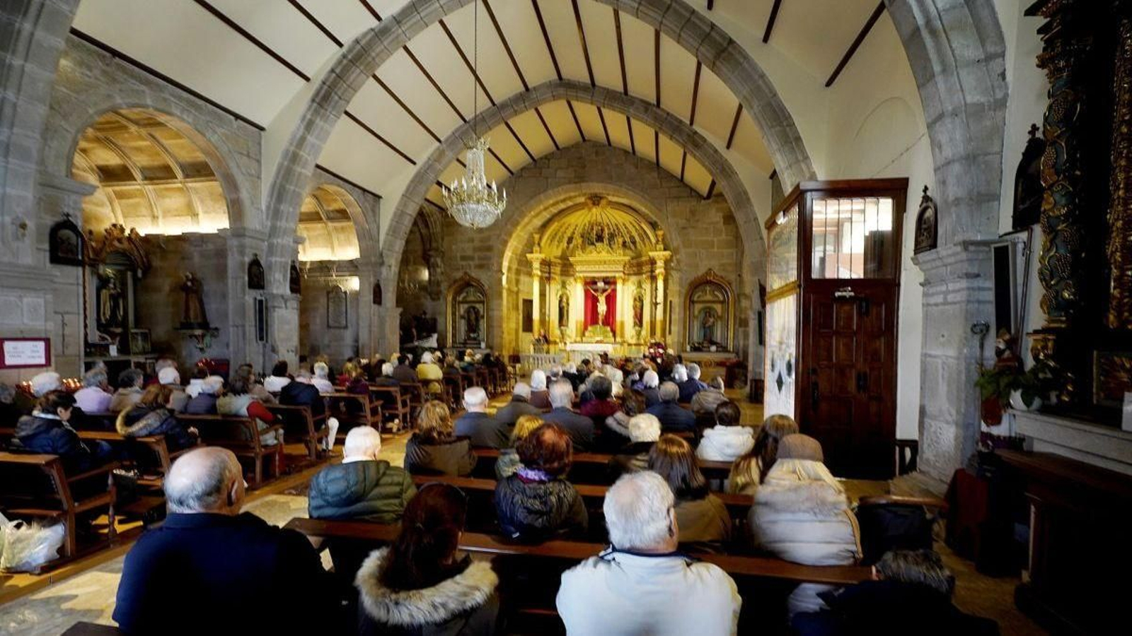 La iglesia de Bouzas recibió este fin de semana a un nuevo párroco tras la salida del anterior por jubilación.