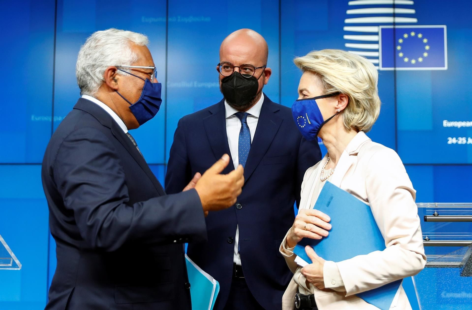El primer ministro portugués Antonio Costa, con Charles Michel y Úrsula Von der Leyen.