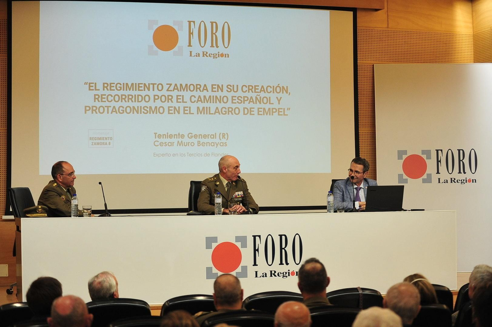 Jesús Antonio Peñas, Alfonso Pardo y César Muro explicando la historia del regimiento.