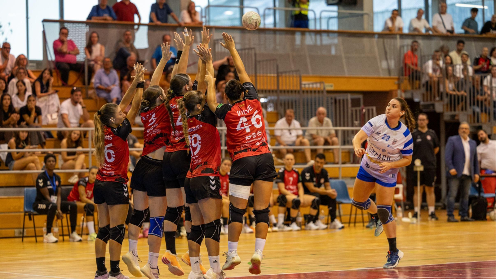 Instantes del partido entre Guardés y Morvedre en el René Marigil de Sagunto.