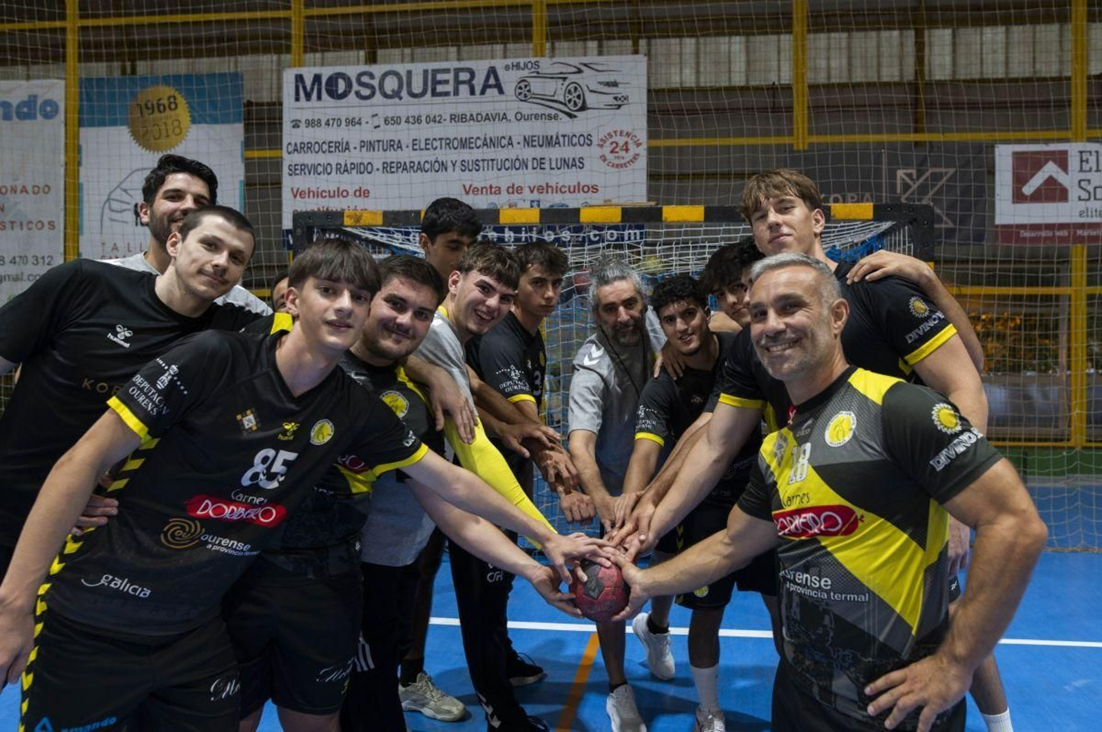 Los jugadores y el cuerpo técnico del Ribeiro Rodosa, en el Municipal de O Consello.