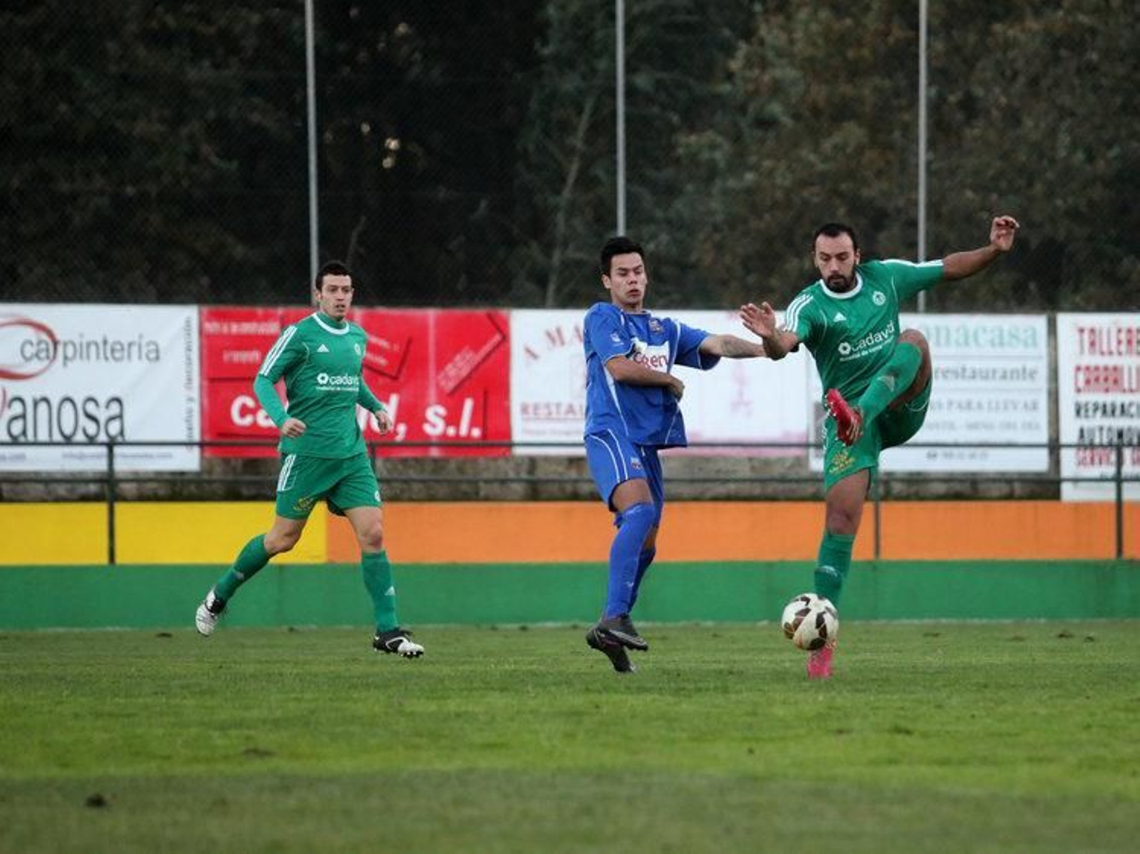 El defensa carballiñes Dani Arbo despeja una pelota ante un jugador del Porriño (MARCOS ATRIO)