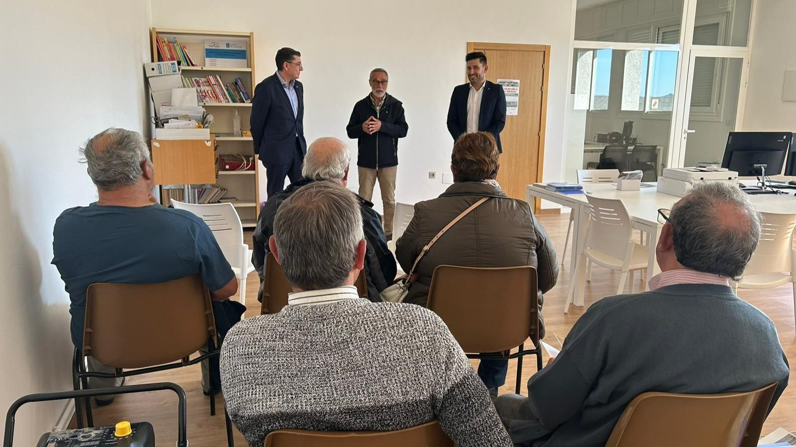 Manuel Conde junto a los representantes de Abanca se dirige a los vecinos.