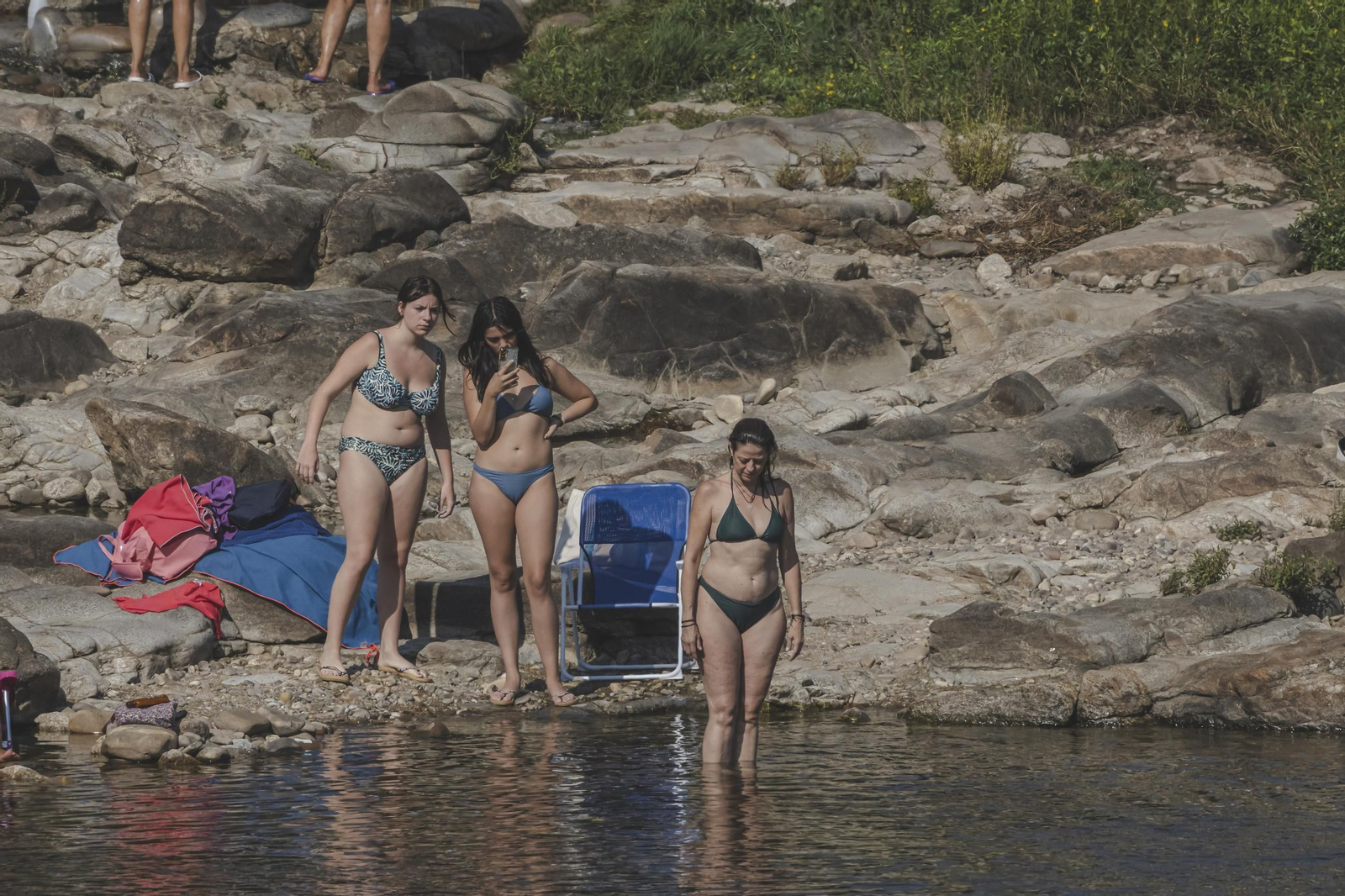 Galería | Los ourensanos combatiendo el calor en una jornada de calor extremo