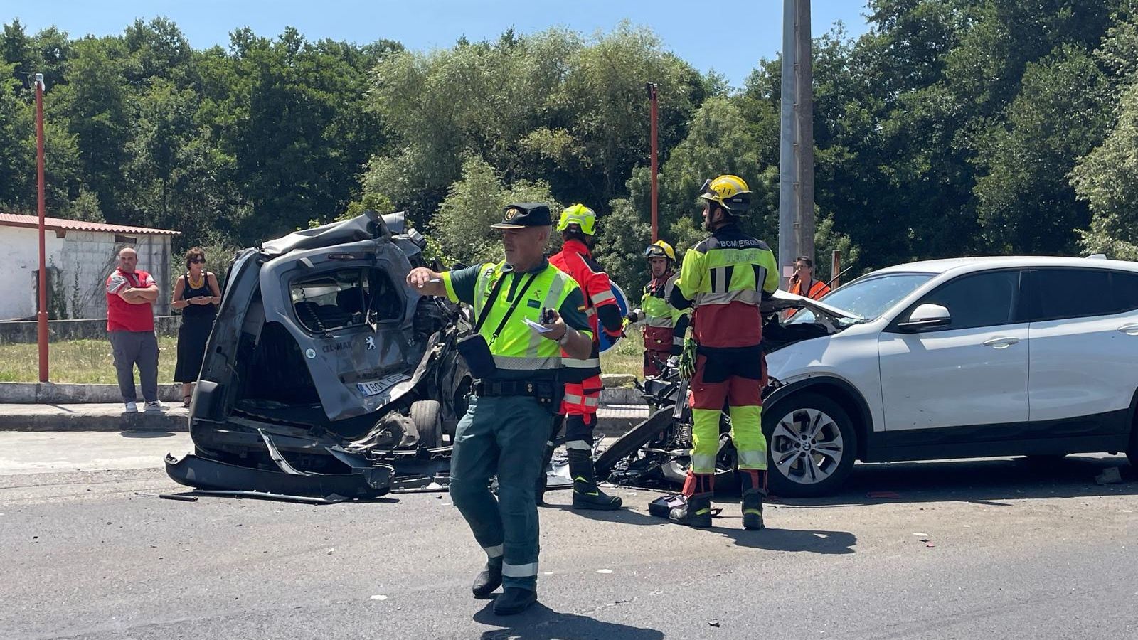 Los vehículos implicados sufrieron importantes daños materiales tras la colisión registrada en la N-525, a la altura de Gustei.