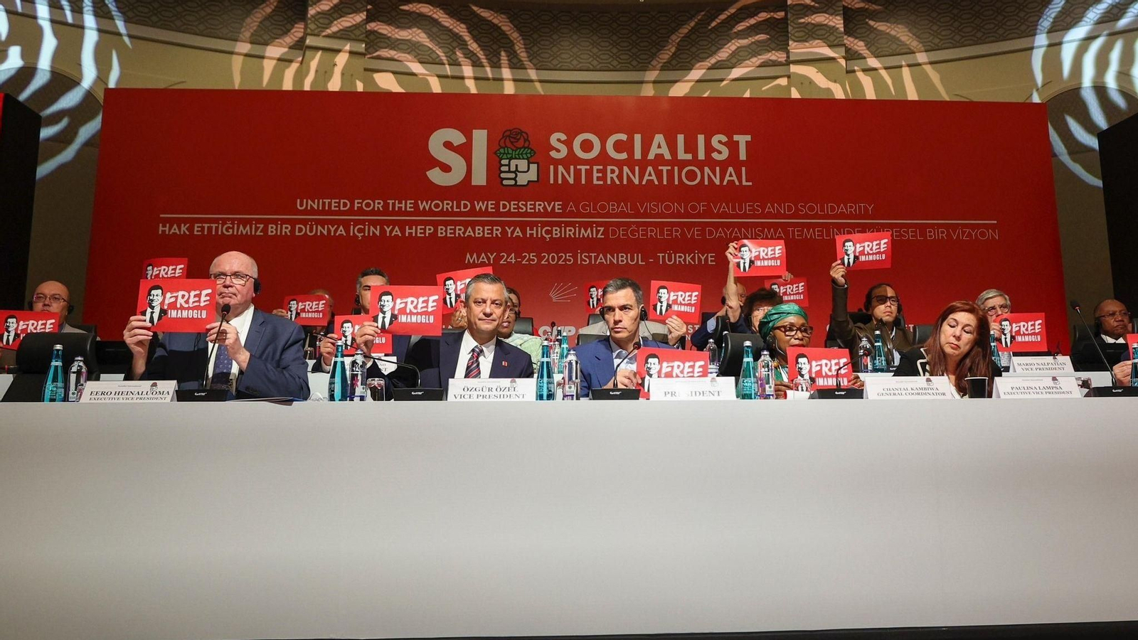 Pedro Sánchez con una imagen del detenido alcalde de Estambul, Ekrem Imamoglu