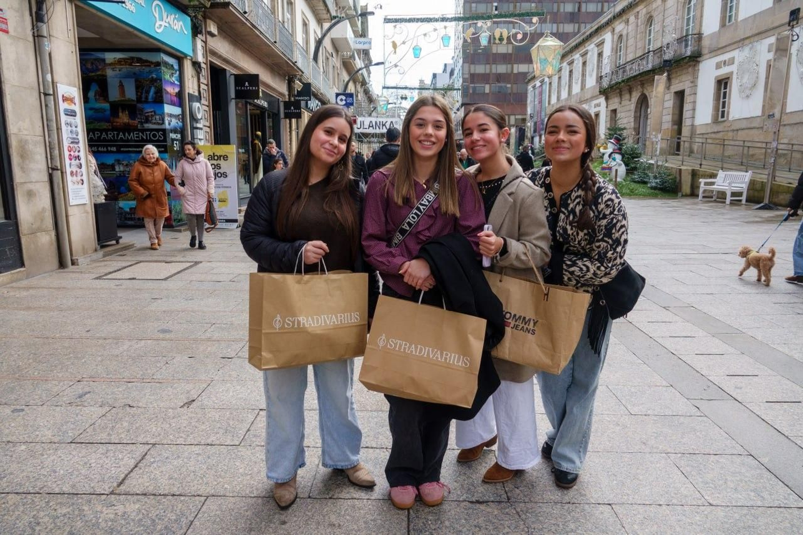 Galería | Los vigueses, con la tradición de las rebajas de enero