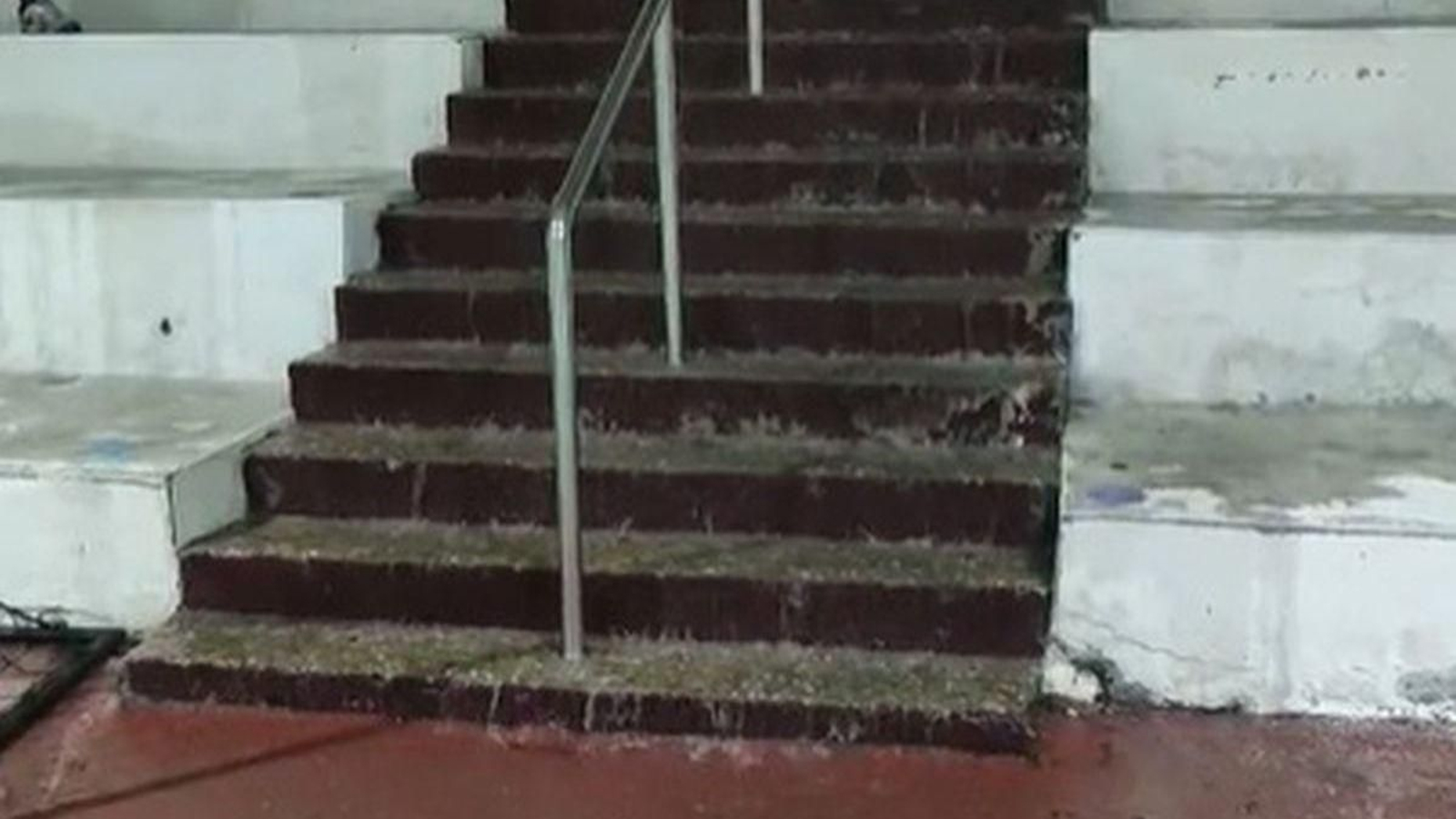 El agua descendiendo por las escaleras del pabellón.