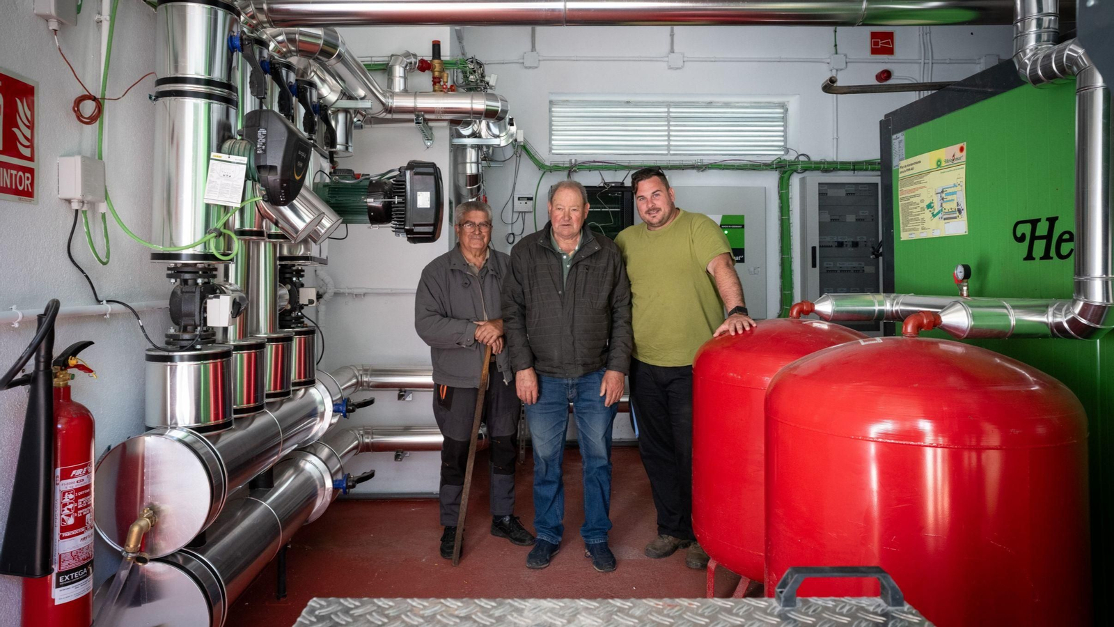 José Antonio Justo, Antonio Dameá y Víctor Padrón, dentro de la caldera de Infesta, que gestiona la red de calor comunitaria.