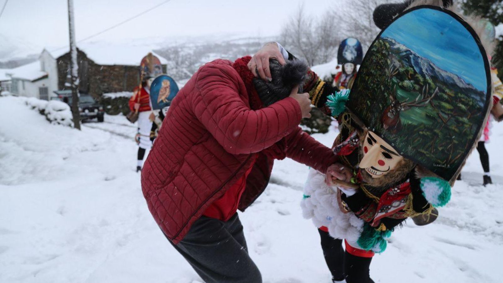 Uno de los felos del Entroido de Maceda, en plena “trasnada”.