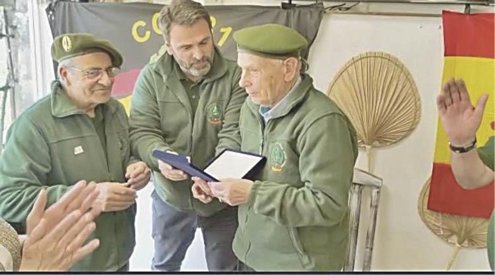 Enrique y Julio hacen entrega de la placa a Manuel como el guerrillero más antigüo.