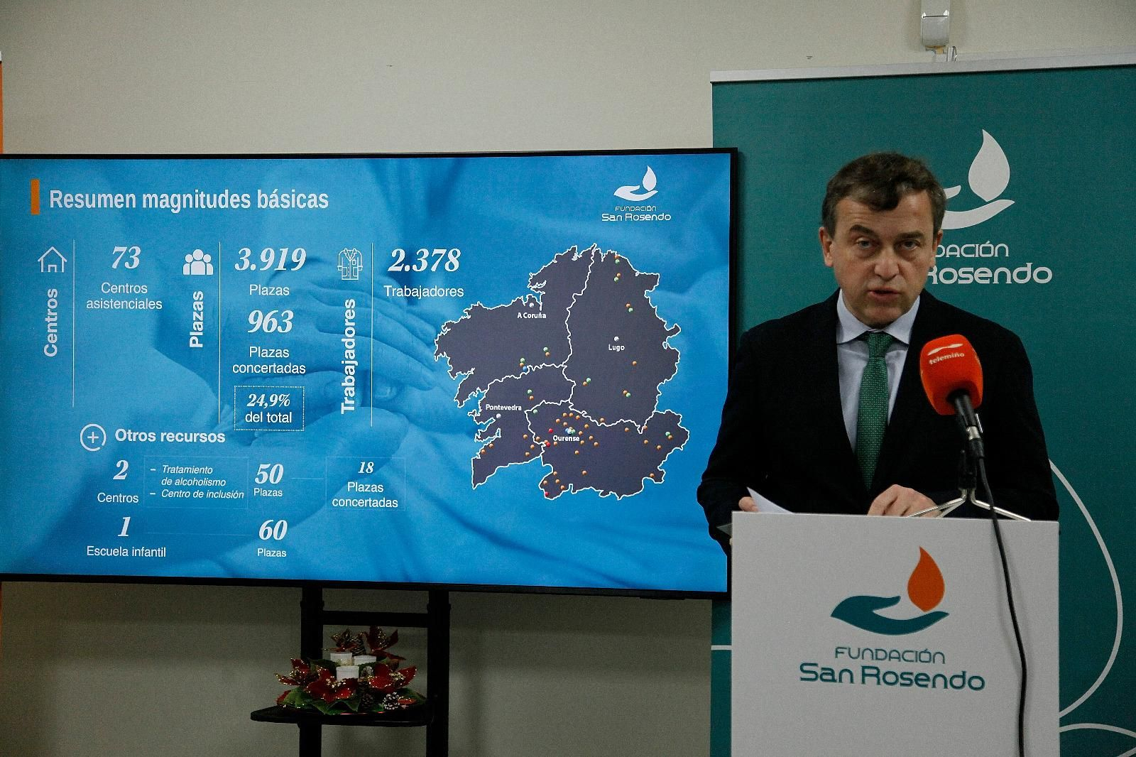 El presidente de la Fundación San Rosendo, José Luis Gavela, presenta las Becas Benigno Moure y los cursos de formación para trabajadores y sus familias.