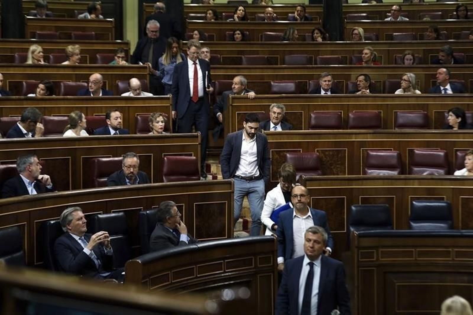 Los ocho diputados del PDeCAT, al igual que han hecho previamente los de ERC, han abandonado el pleno del Congreso.