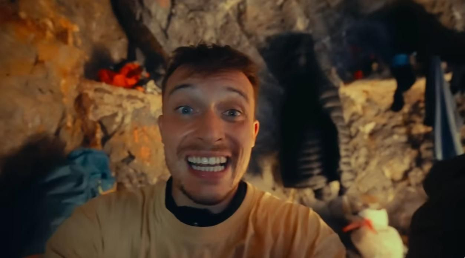 Alfonso Santaella (@alfon.WHAT) en un video de su canal de Youtube.