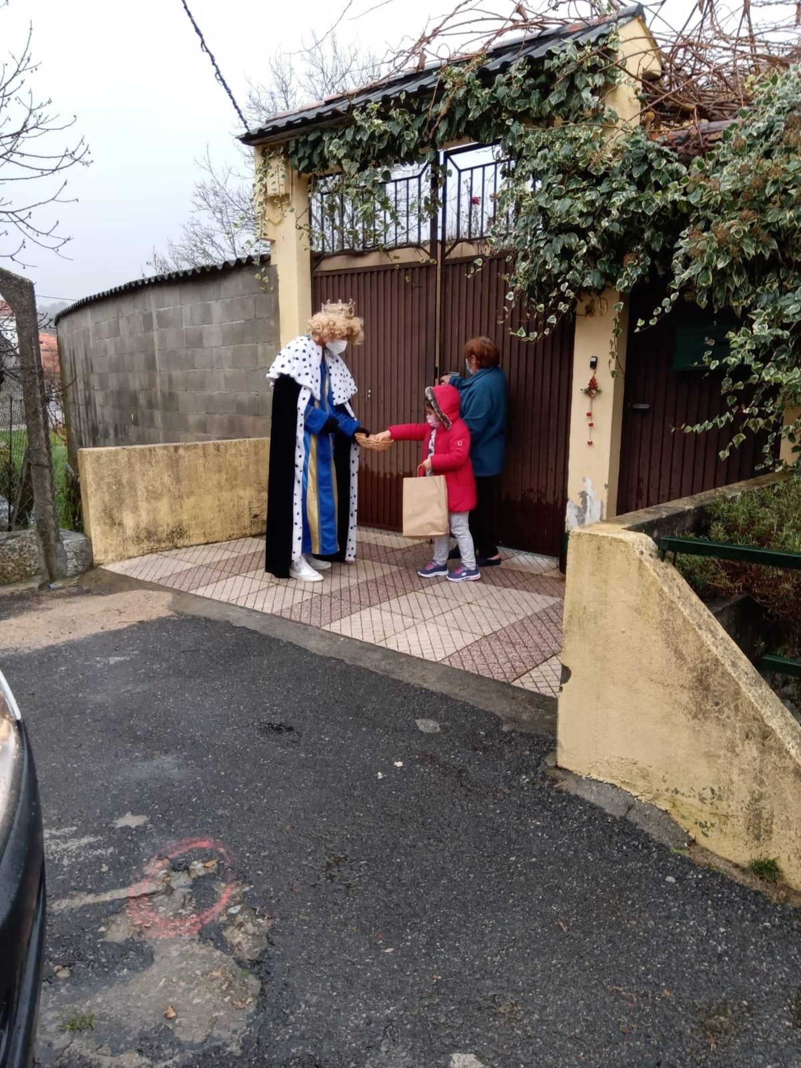 LOBIOS. La visita de sus majestades esta mañana por los pueblos de Lobios. La pandemia obligó a suspender la cabalgata, pero Melchor, Gaspar y Baltasar quisieron pasar a saludar personalmente a los menores del municipio.