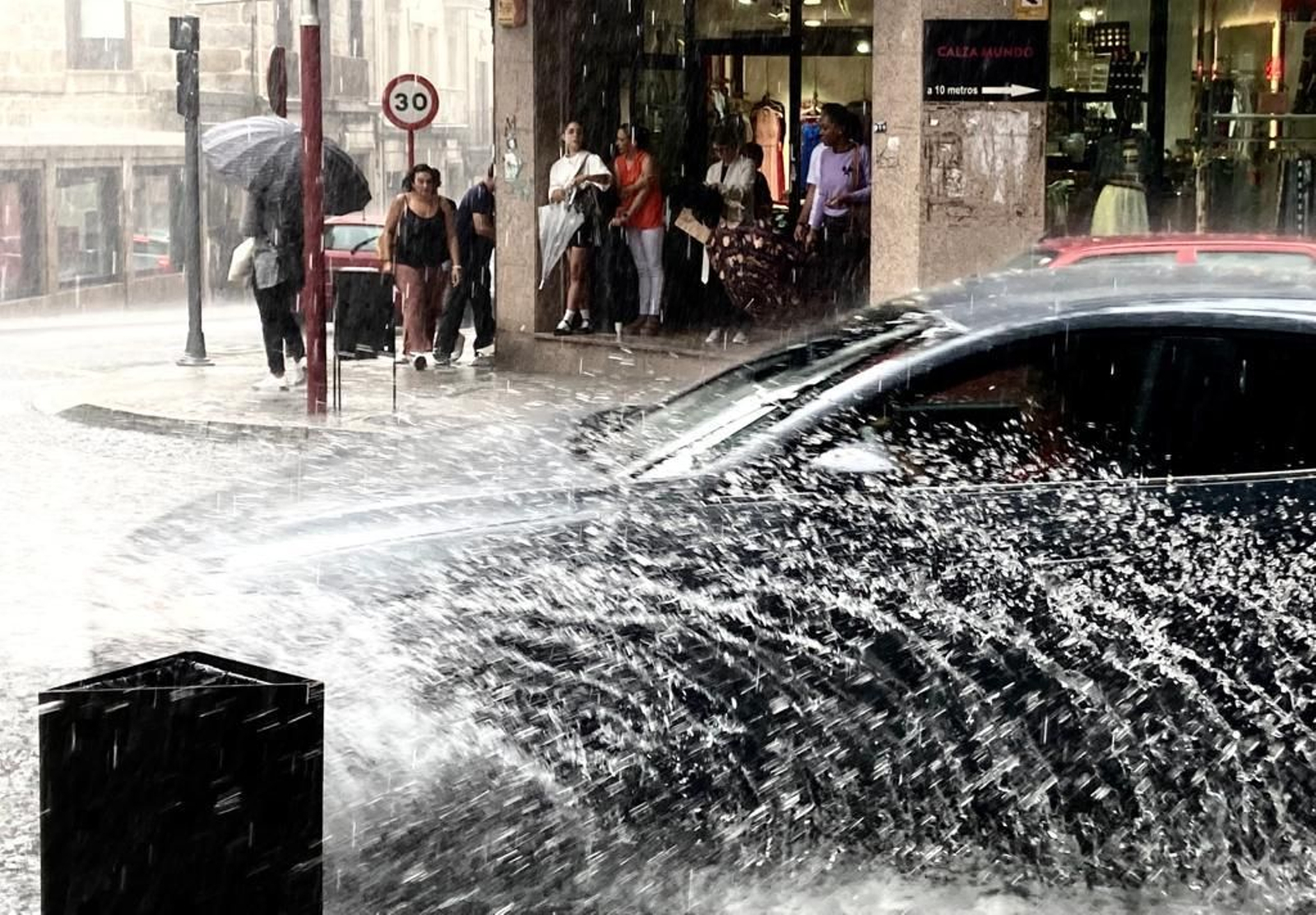Las carreteras de Ourense, anegadas por la lluvia