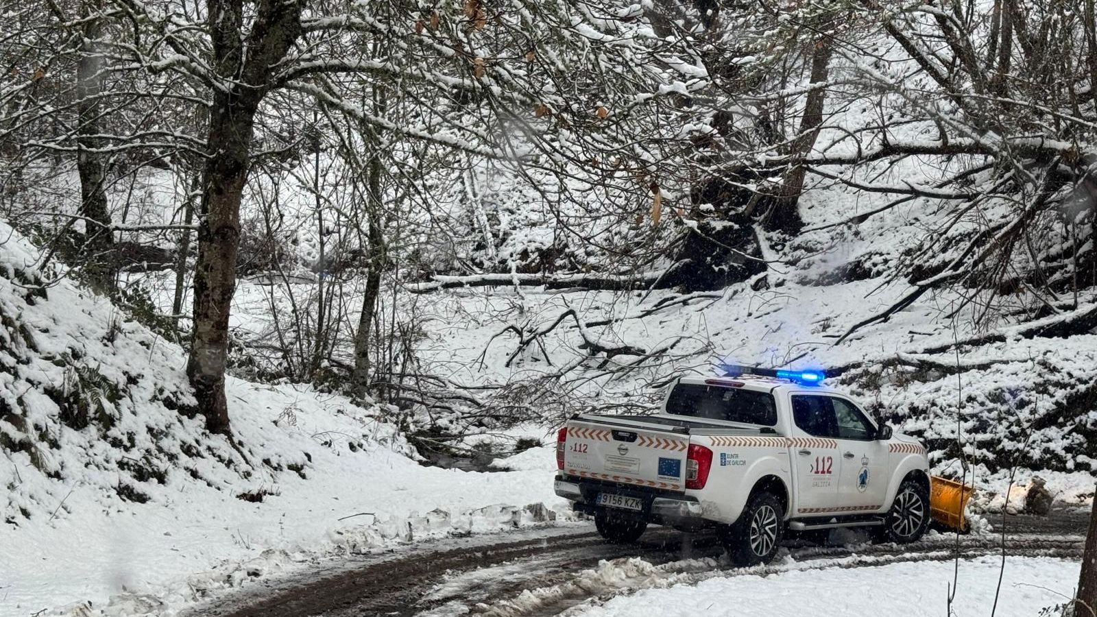 Vehículo del 112 quitando nieve con una cuchilla.