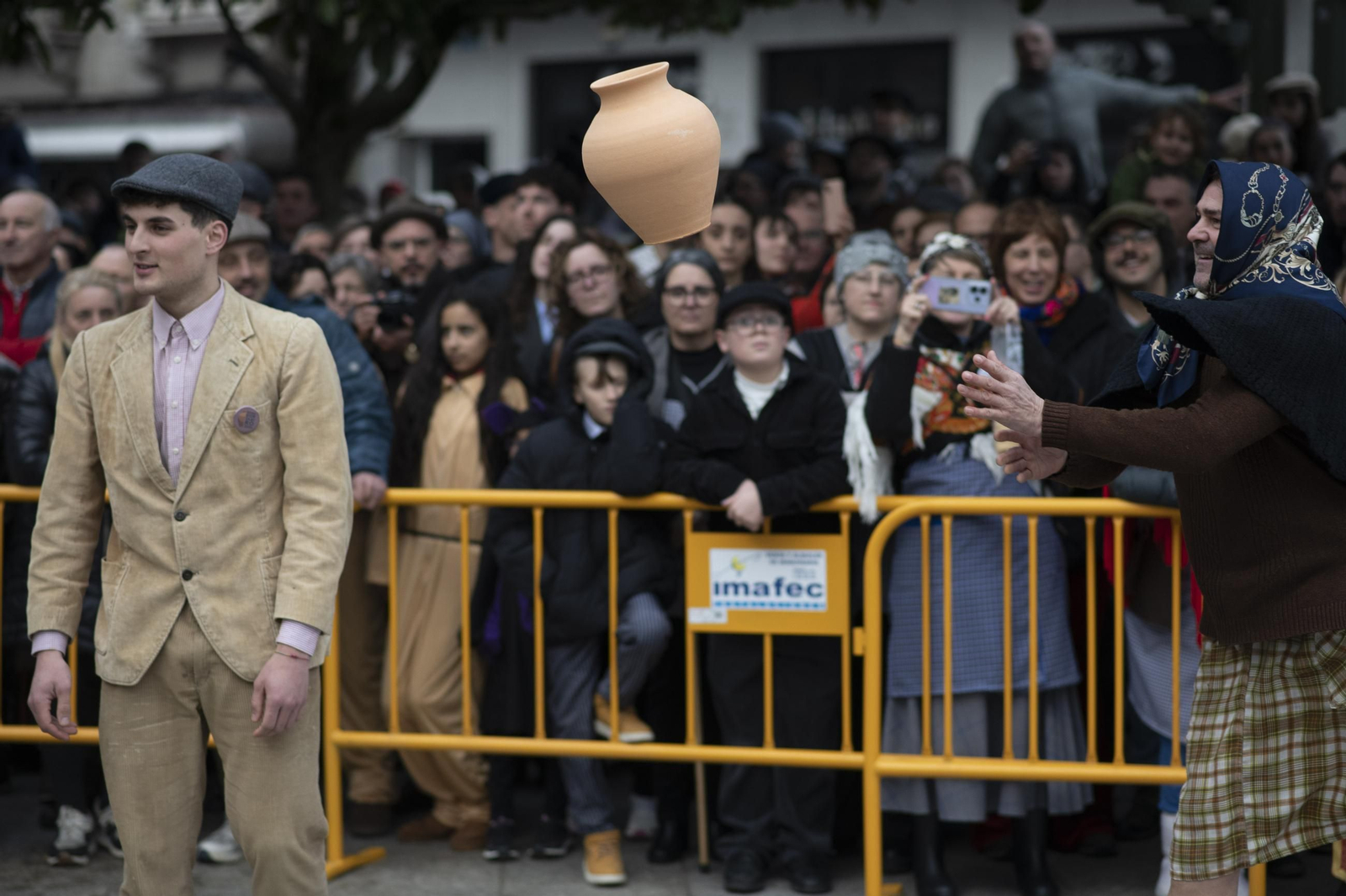Galería |  Xinzo celebra su Domingo Oleiro con las olas volando en la Plaza Mayor