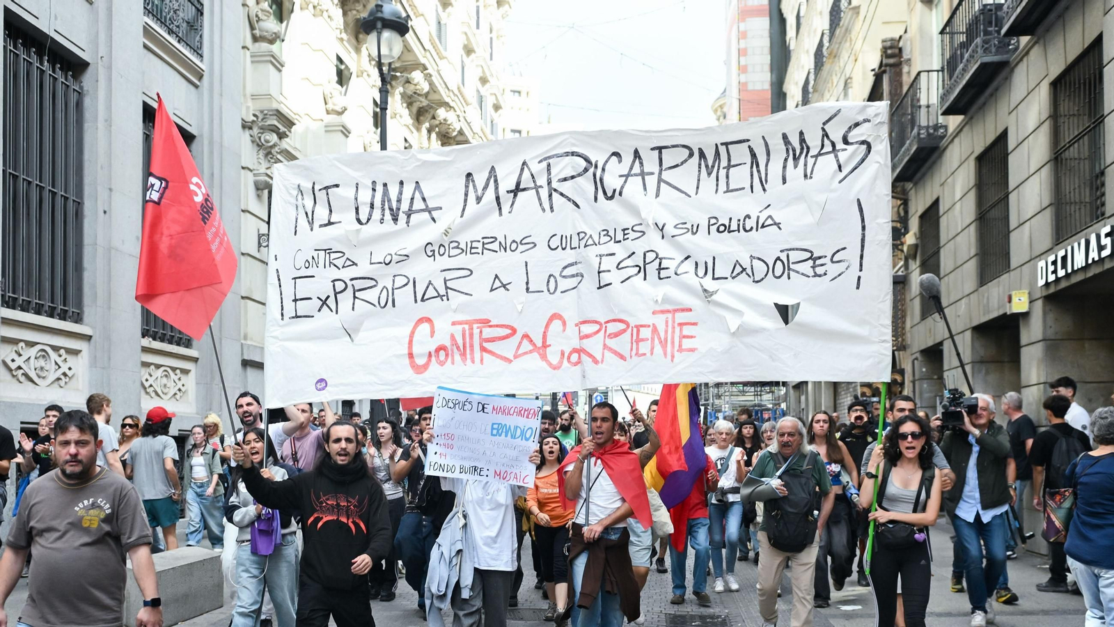 Varias personas tras el rechazo del Congreso a las medidas para la vivienda, en la Puerta del Sol