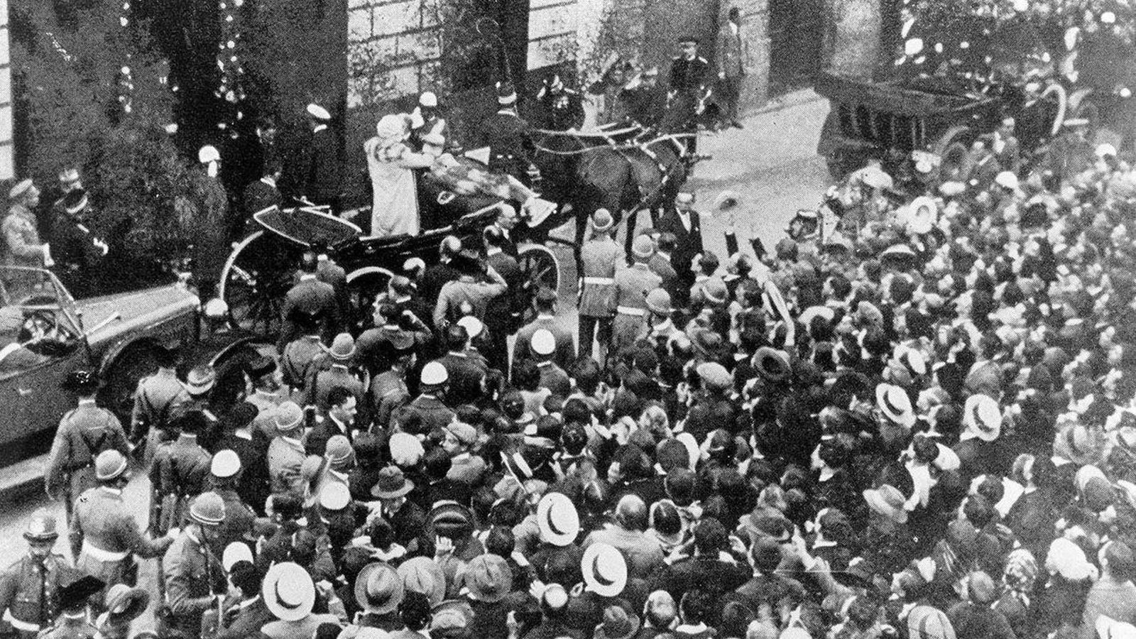 Llegada de los reyes Alfonso XIII y Victoria Eugenia, en la inauguración de 1927.