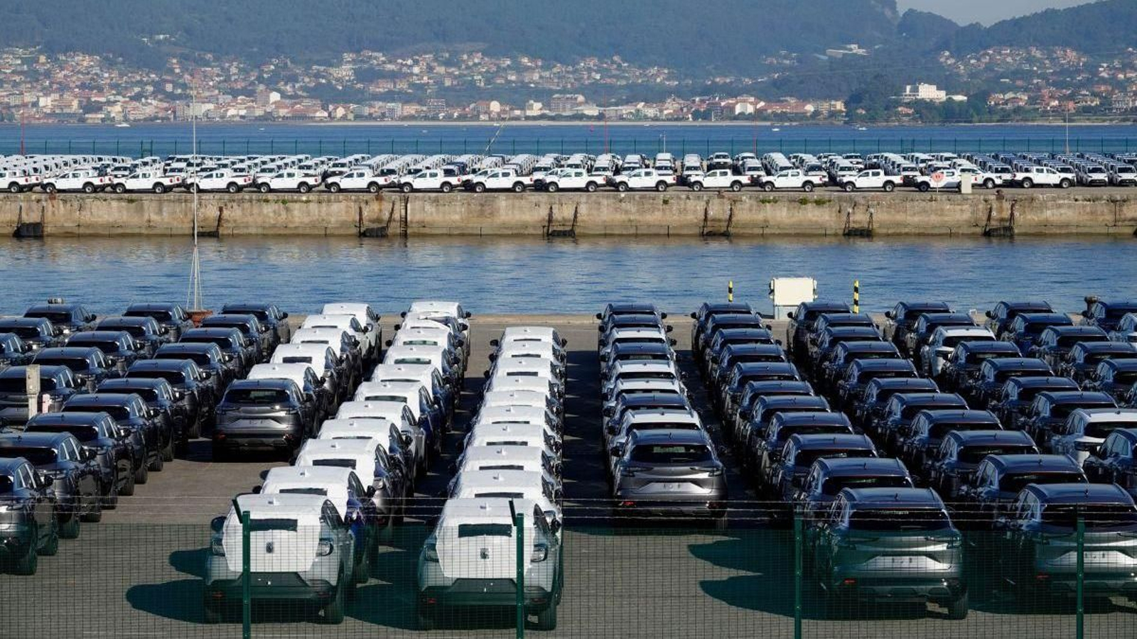 Vehículos en la terminal portuaria de Bouzas listos para exportar.