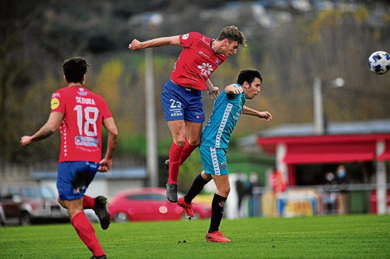 El defensa del Barco Andrés Calvo cabecea ante un rival. (Foto: José Paz)