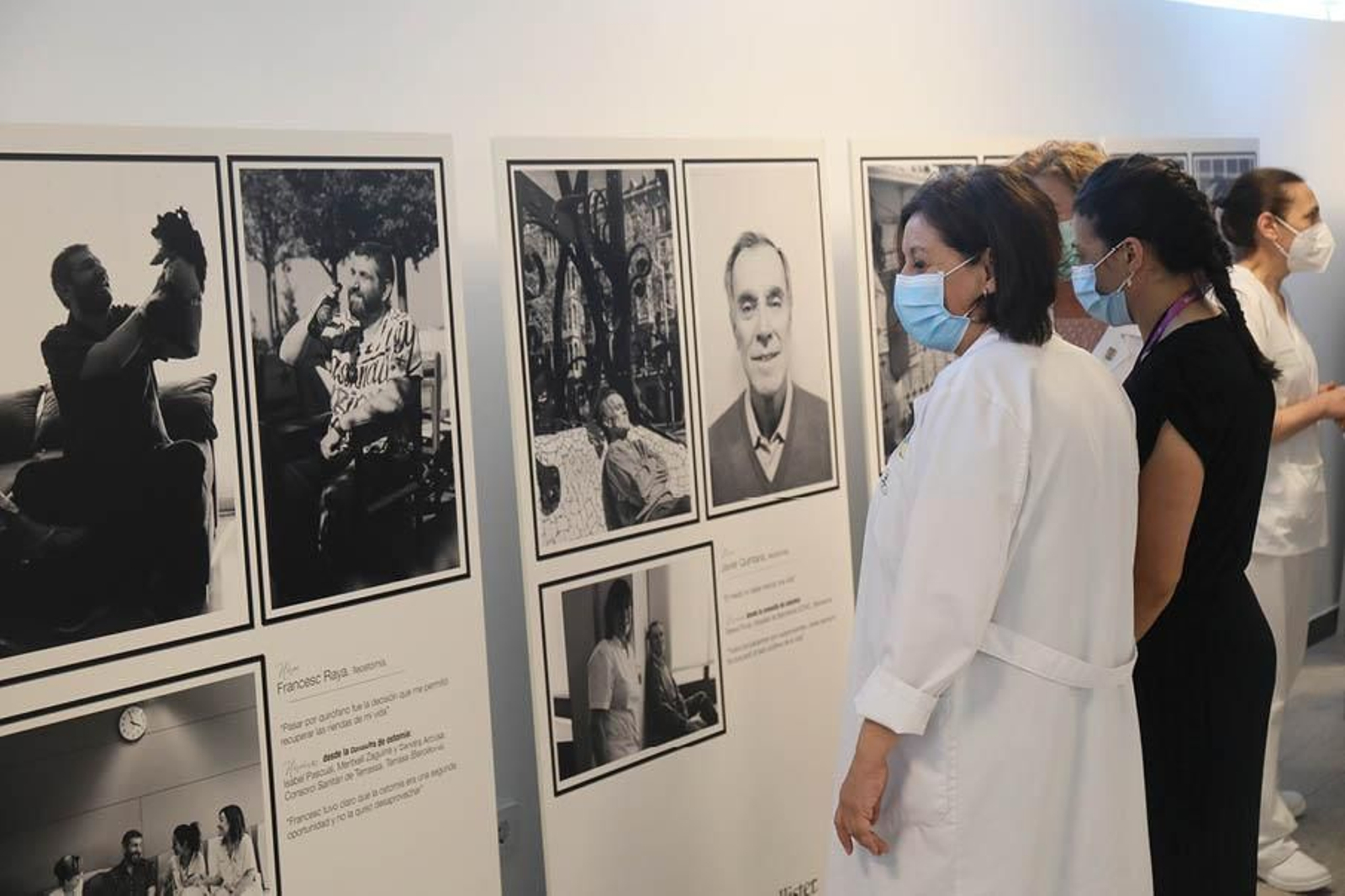 La exposición “Héroes y Heroínas” estará al menos 15 días en la Sala Ágora del CHUO. (JOSÉ PAZ)