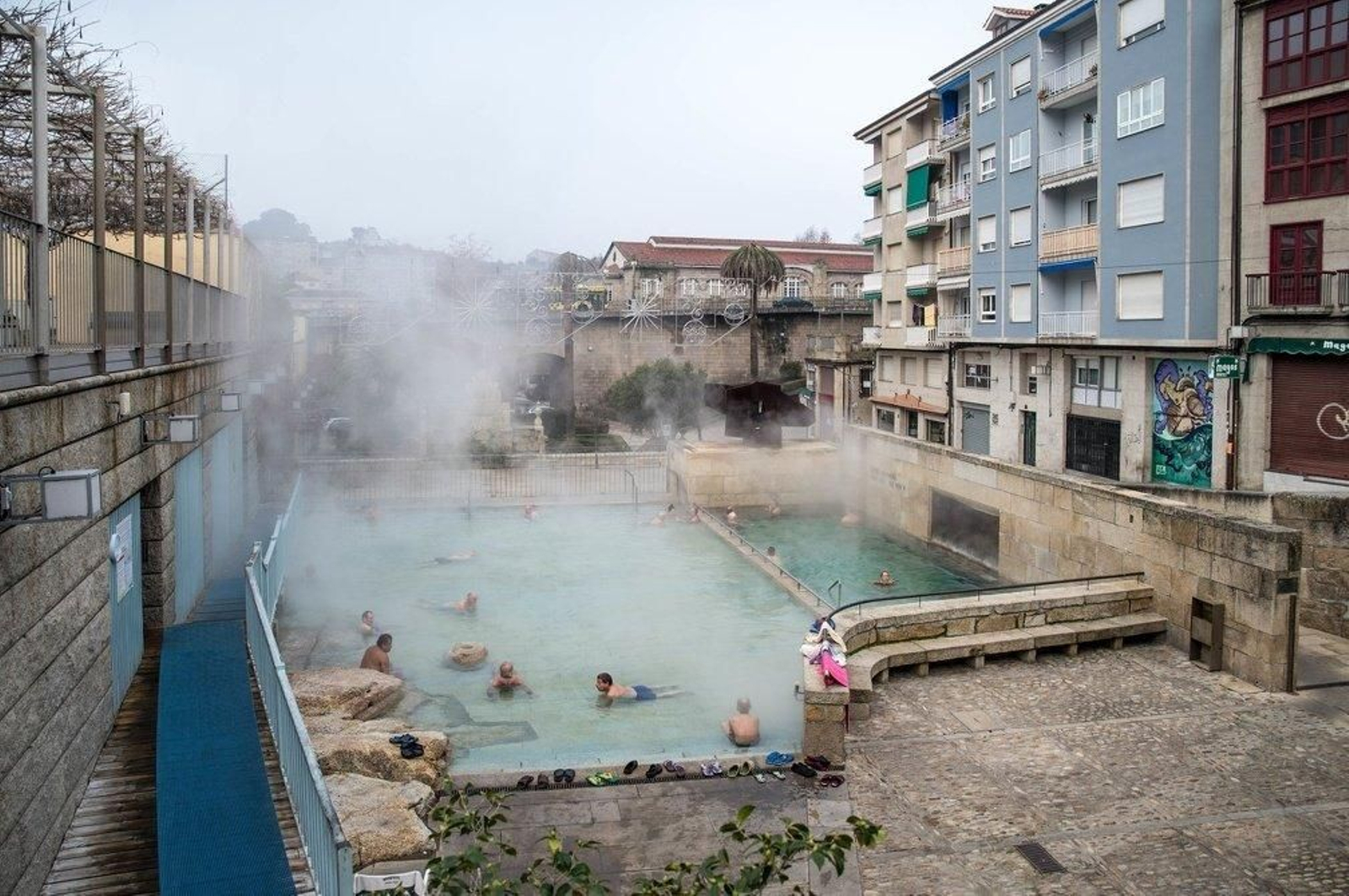 Usuarios de las termas de As Burgas. (Foto: Óscar Pinal)