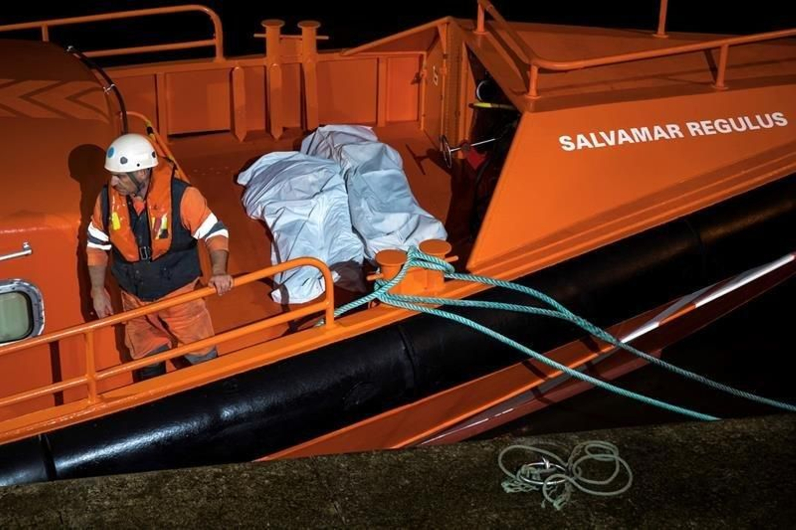 Dos de los cadáveres, en la embarcación de Salvamento Marítimo que los rescató tras el naufragio.