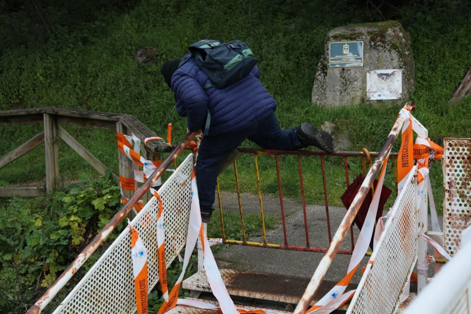 Un usuario trata de saltar la prohibición de paso por obras en Outariz.
