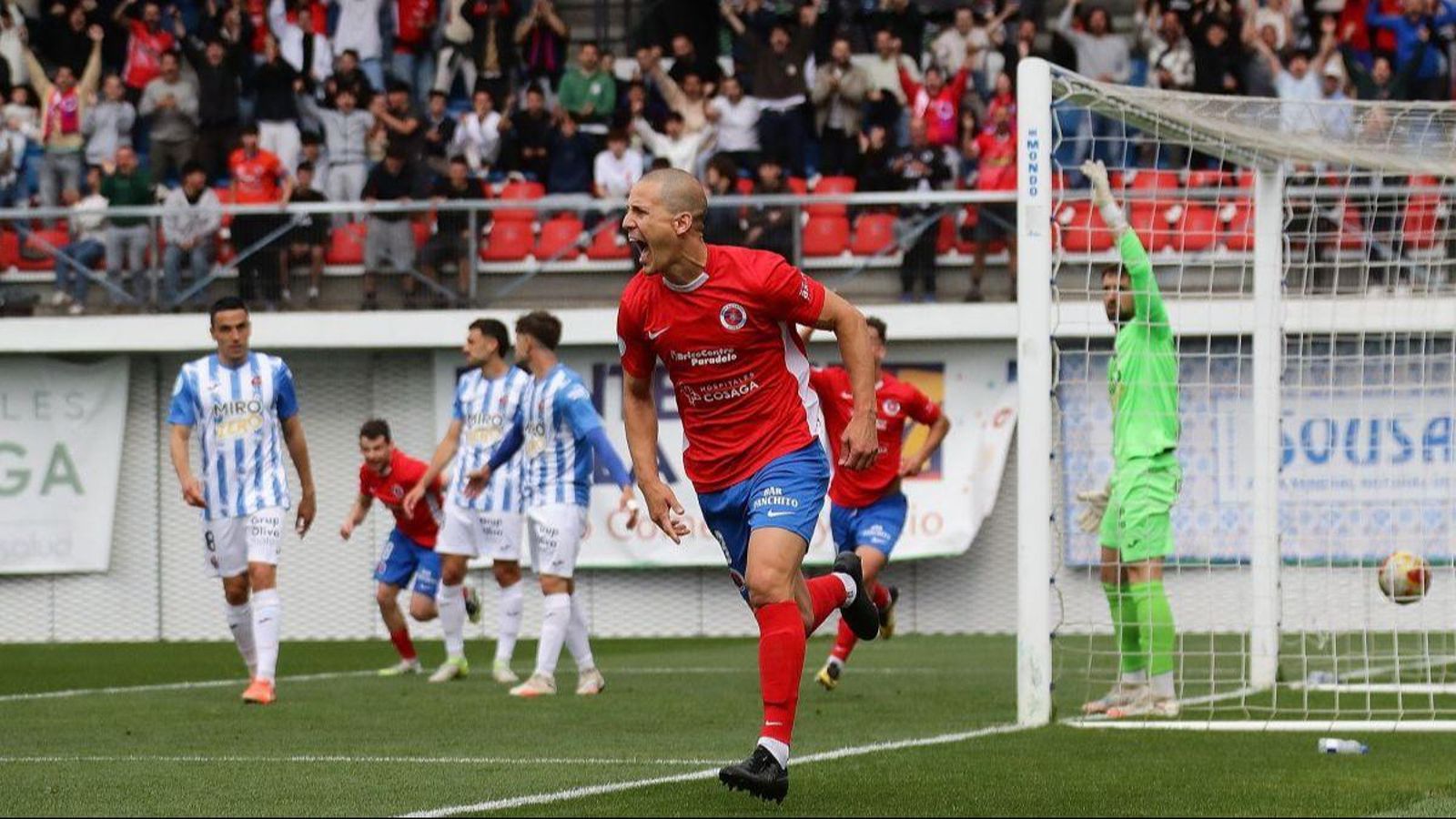 Rufo celebra el primer gol de la UD Ourense en el duelo frente al Reus en el estadio de O Couto.