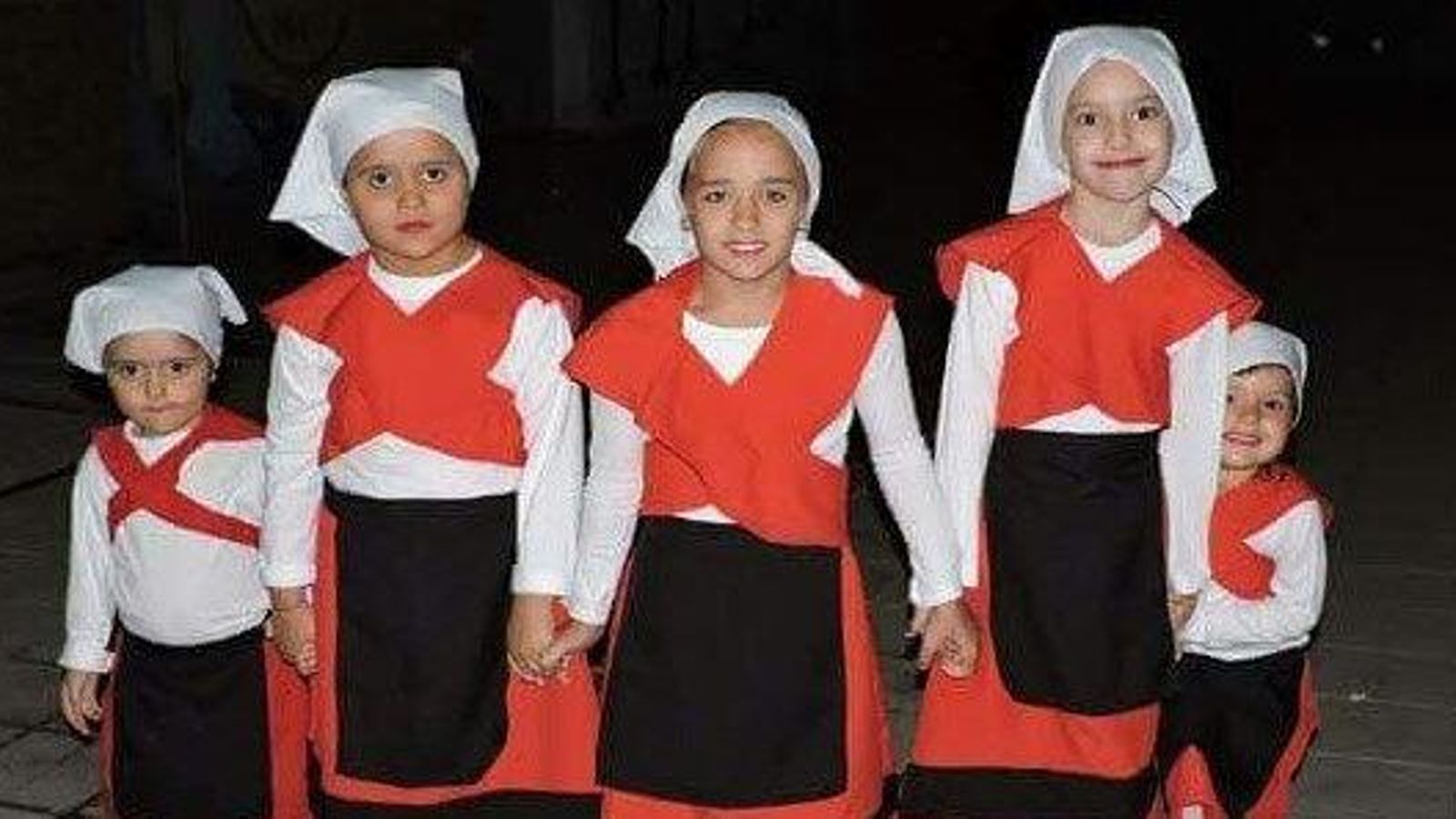 Un grupo de niñas interpretaron una muñeira