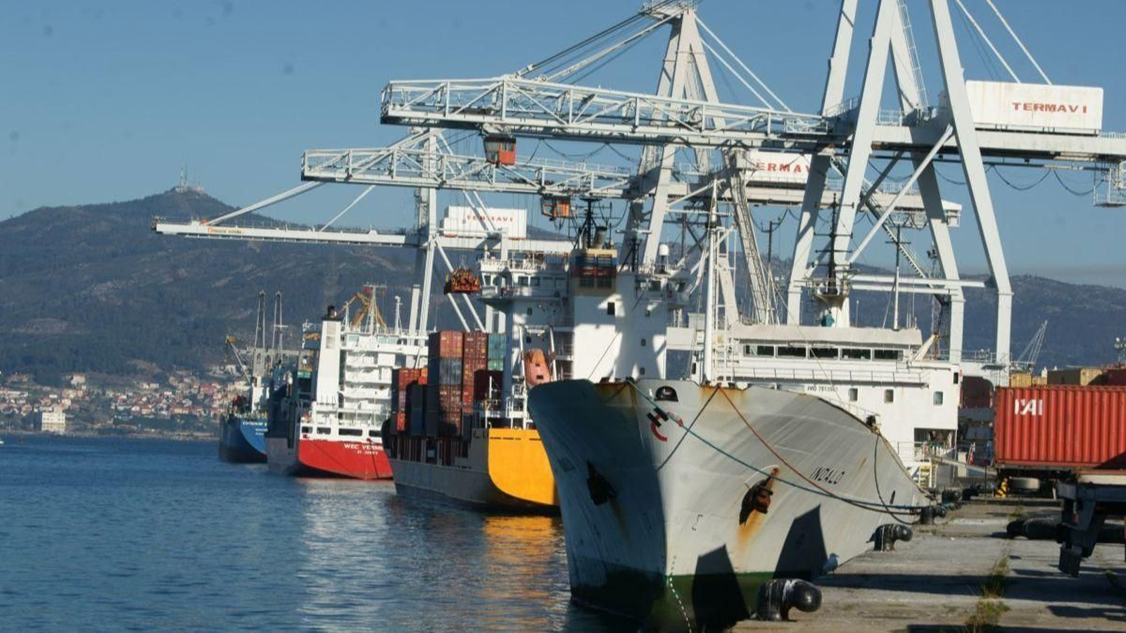 Portacontenedores en Guixar, la primera terminal de mercancía general en Galicia.