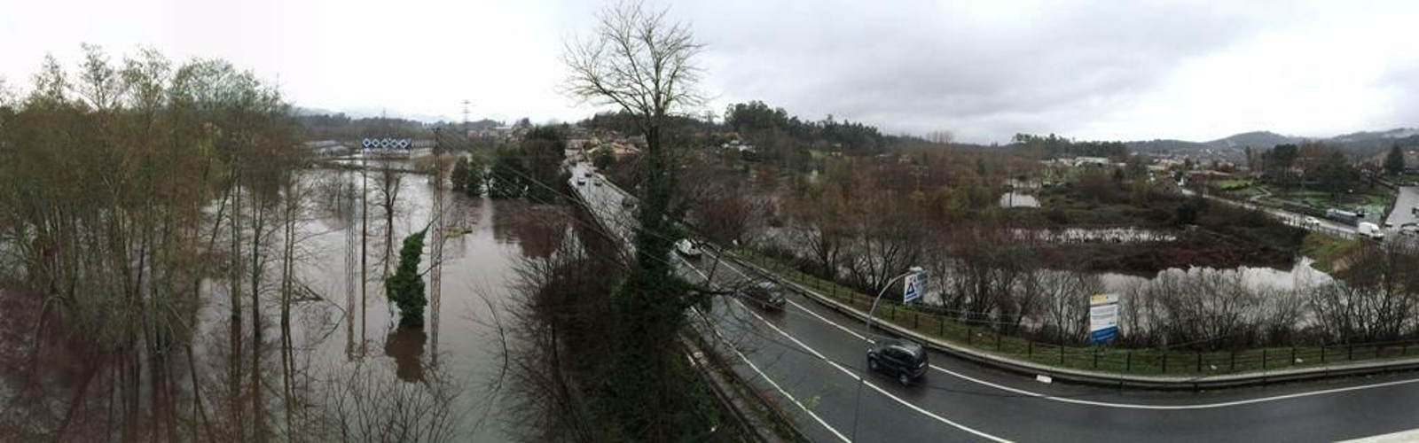 Panorámica del río Tea en el día de ayer en la zona del cauce paralela a la carretera N-120.