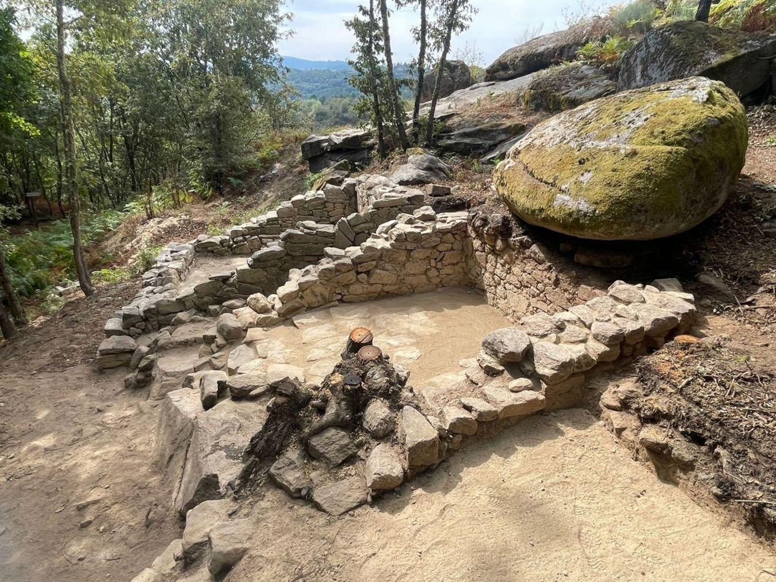 Estructuras descubiertas en anteriores trabajos en el Castro de Santa Mariña.