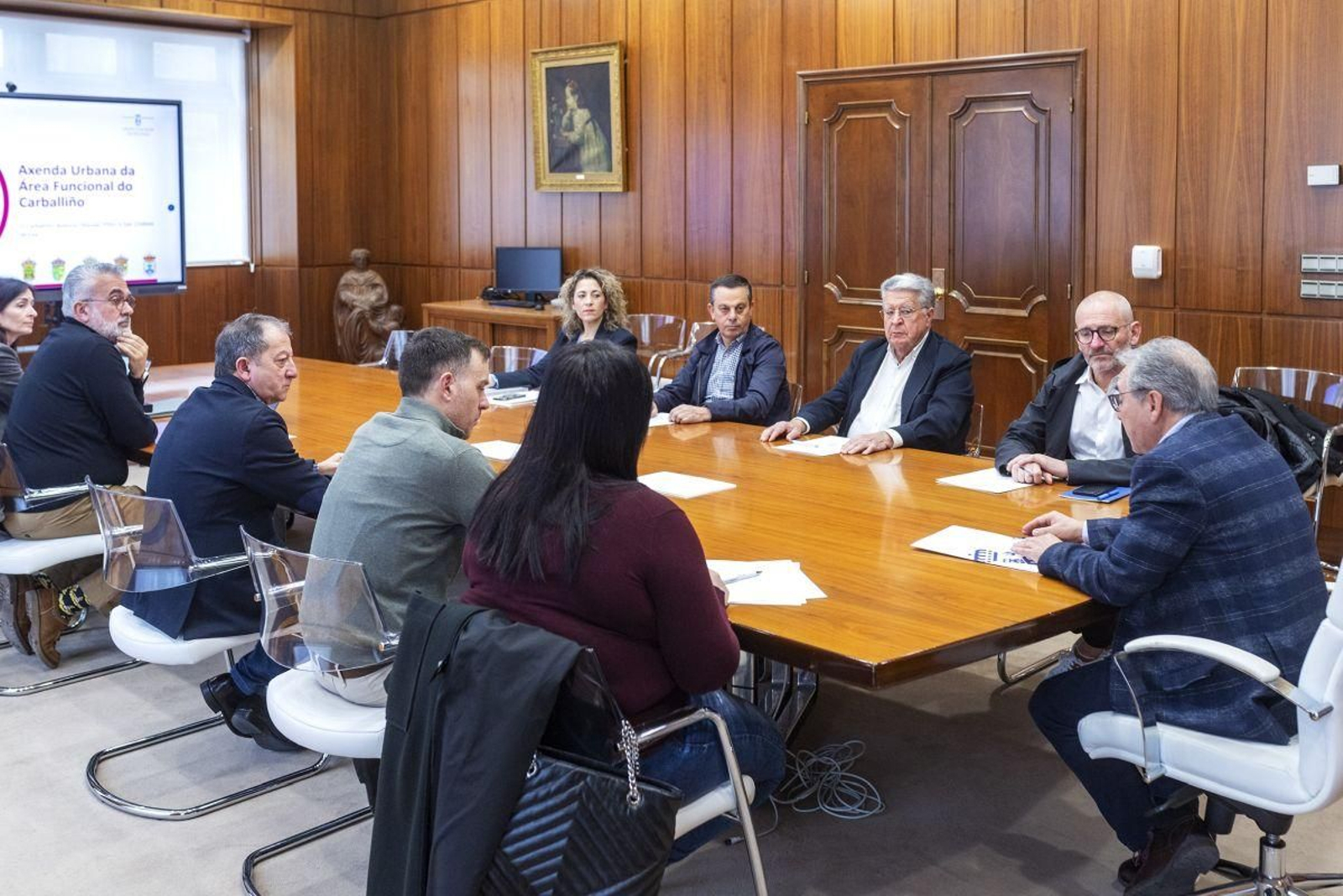 Luis Menor -derecha- con los representantes de los distintos concellos reunidos en la Diputación.