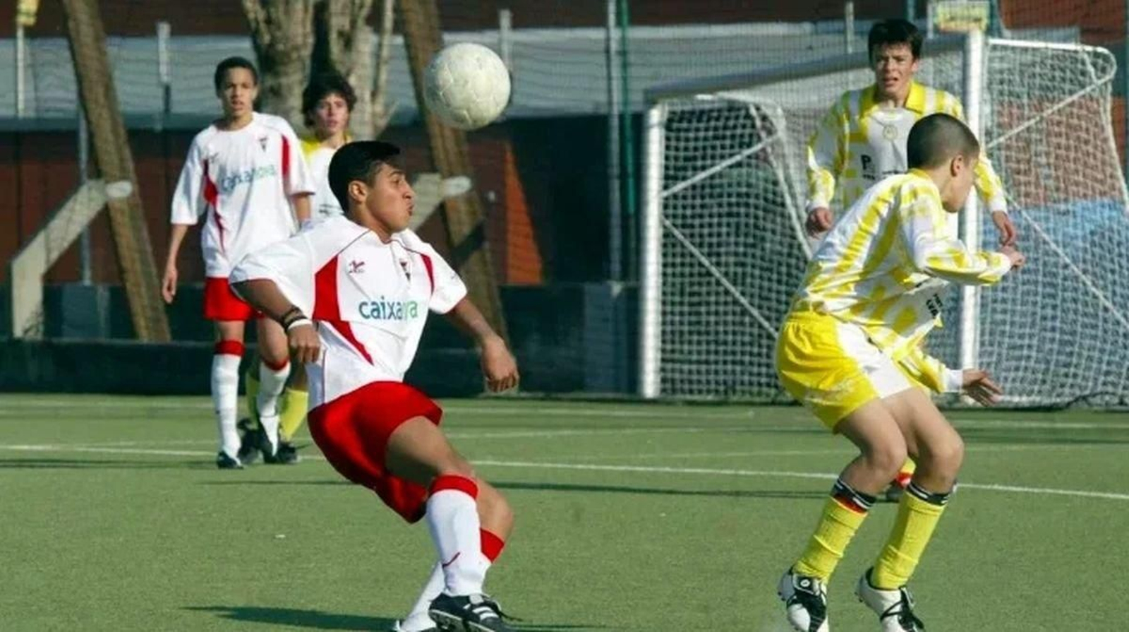 Un jovencísimo Thiago domestica un balón con la camiseta del Val Miñor y su primo Rodrigo al fondo.