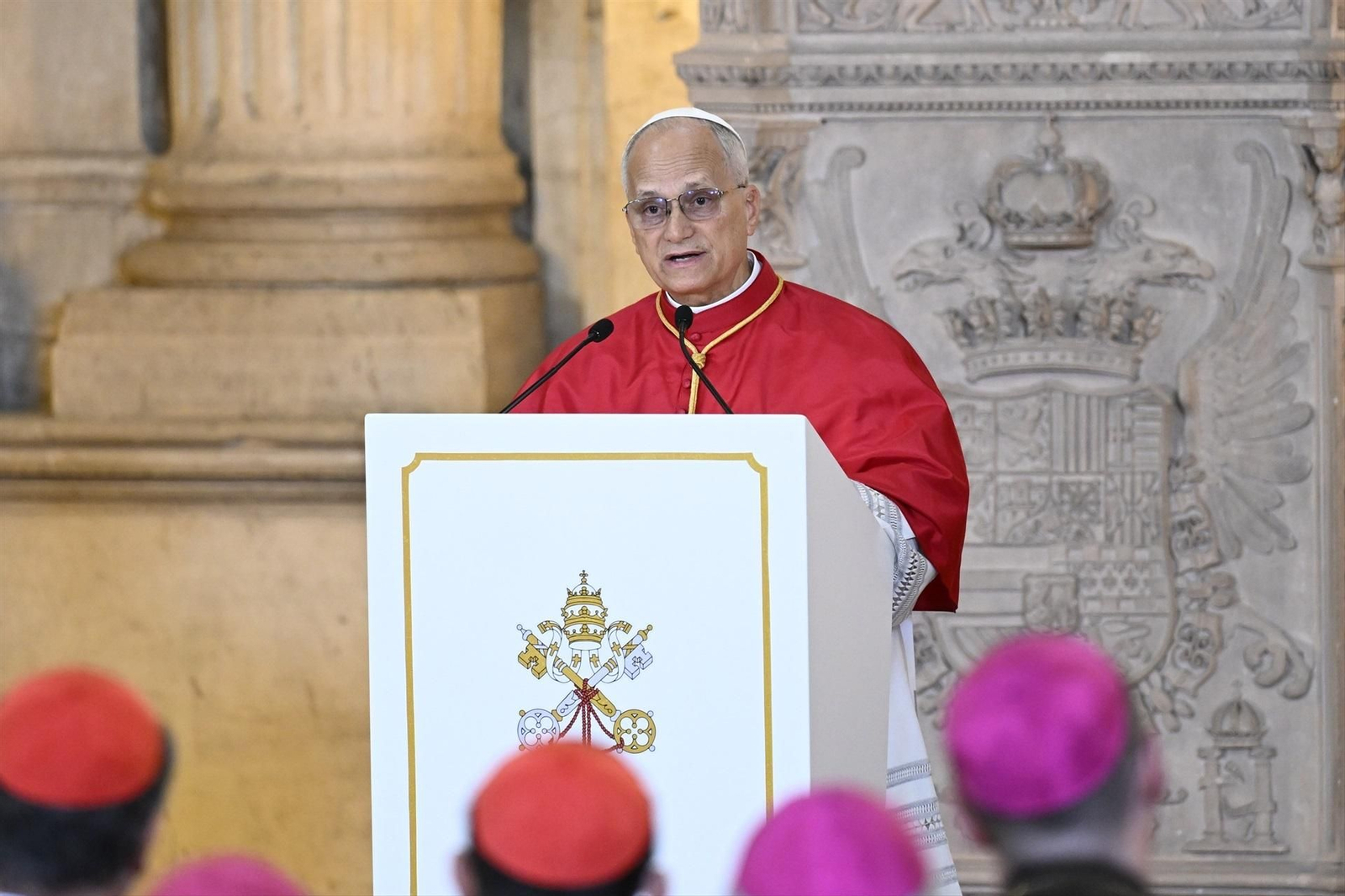 El papa León XIV pronuncia un discurso durante su ceremonia de bienvenida en el Palacio Real.