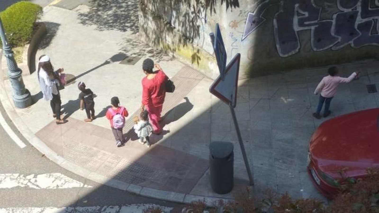 Niños con sus madres de la colonia nigeriana en Vigo, ya con 160 miembros.