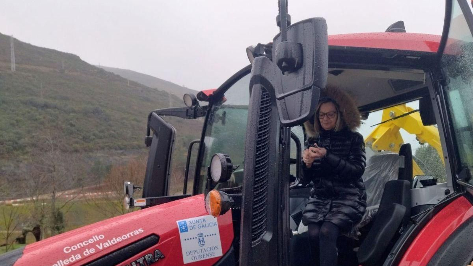 González Quintela, al volante del nuevo tractor.