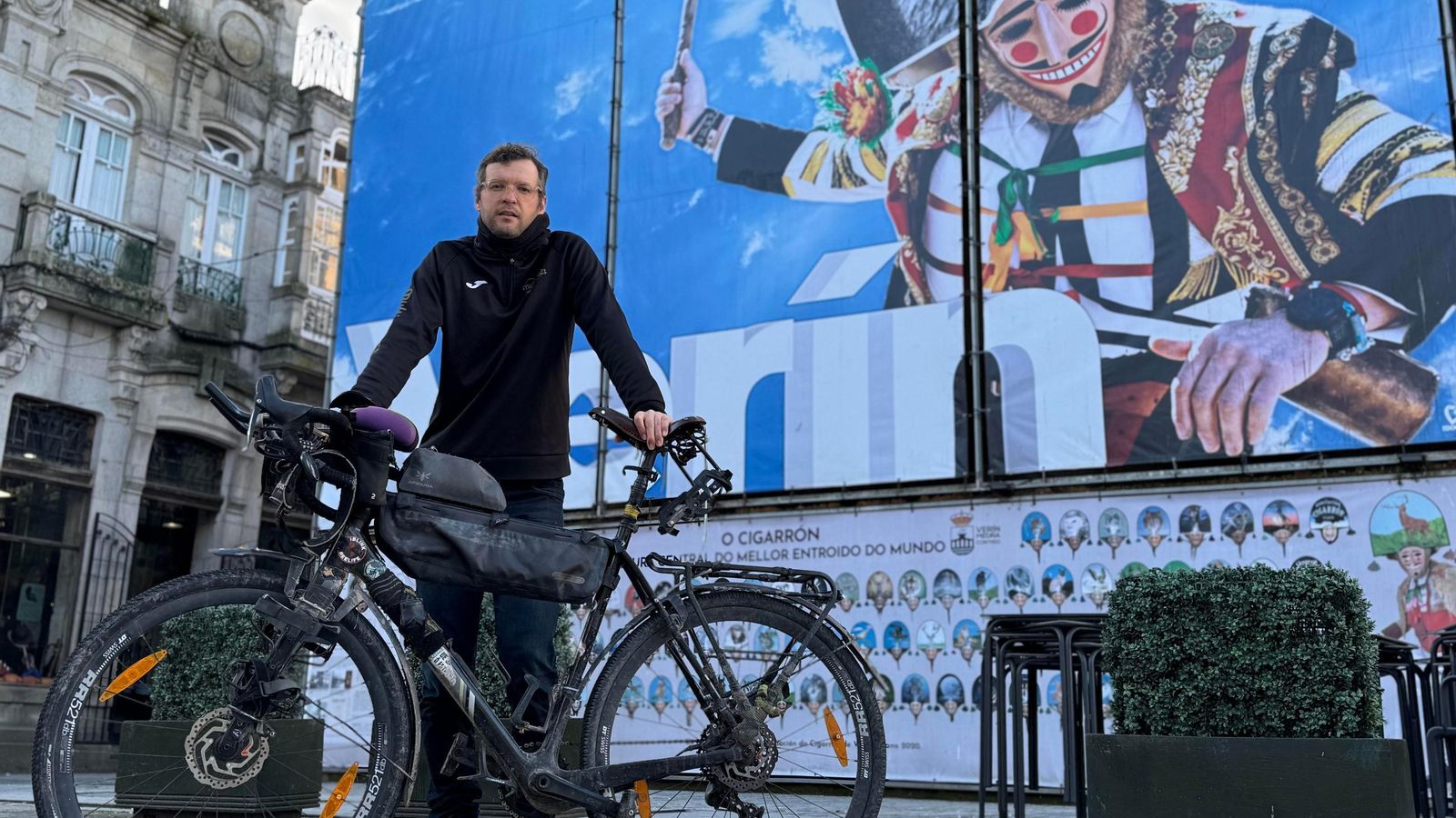 Paquiño á súa volta a Verín, coa bicicleta coa que fixo a viaxe.