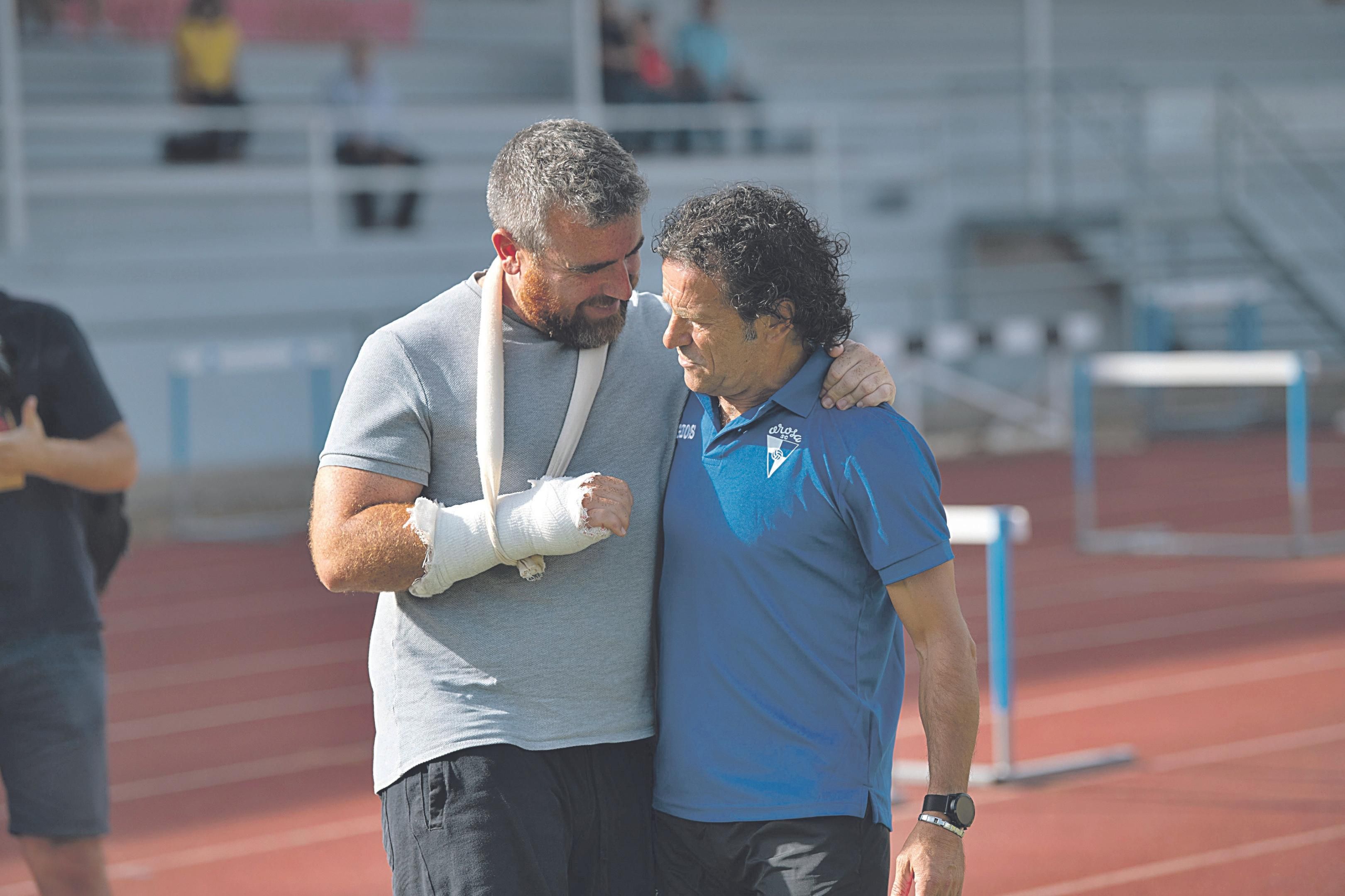 El técnico del Barco, Javi Rey, junto a Luisito, entrenador del Arosa, antes del partido en Calabagueiros. (ÓSCAR PINAL)